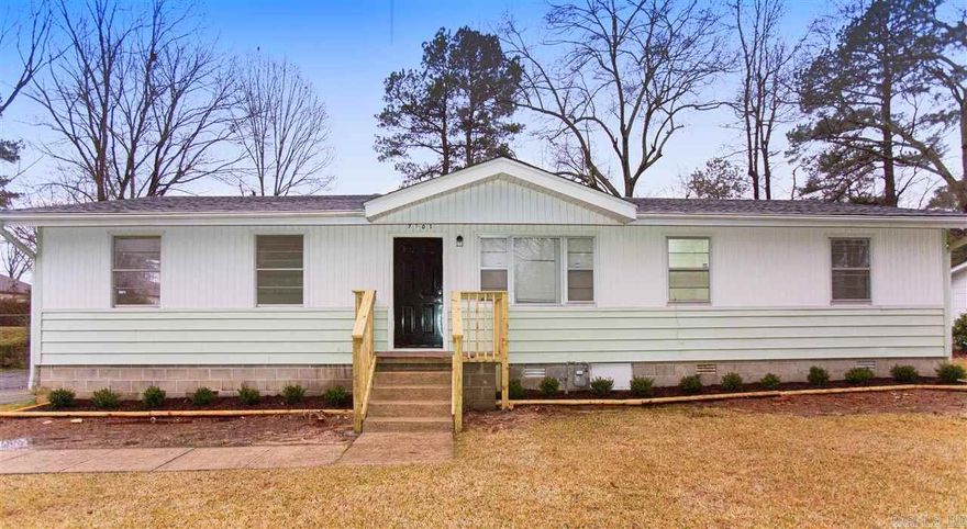 3bd/1ba home in SWLR ! This house is recently renovated ! Updated flooring and paint . Updated kitchen ,cabinets , and appliances ! Lots of yard space . Covered carport ! Move in ready !