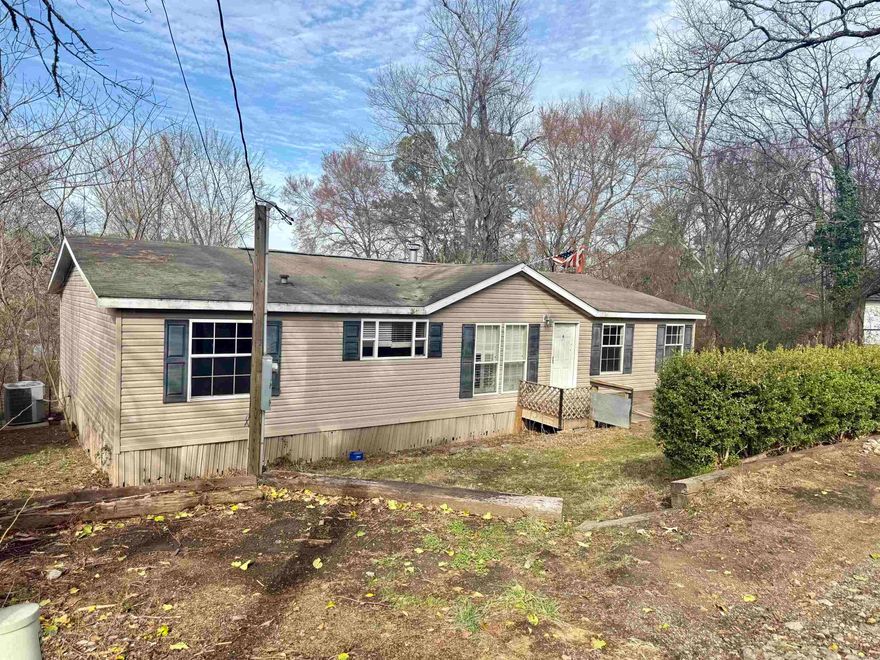 Investor Special! 3bed 2 bath in LAKESIDE SCHOOL DISTRICT in need of some TLC! Would make a great rental!