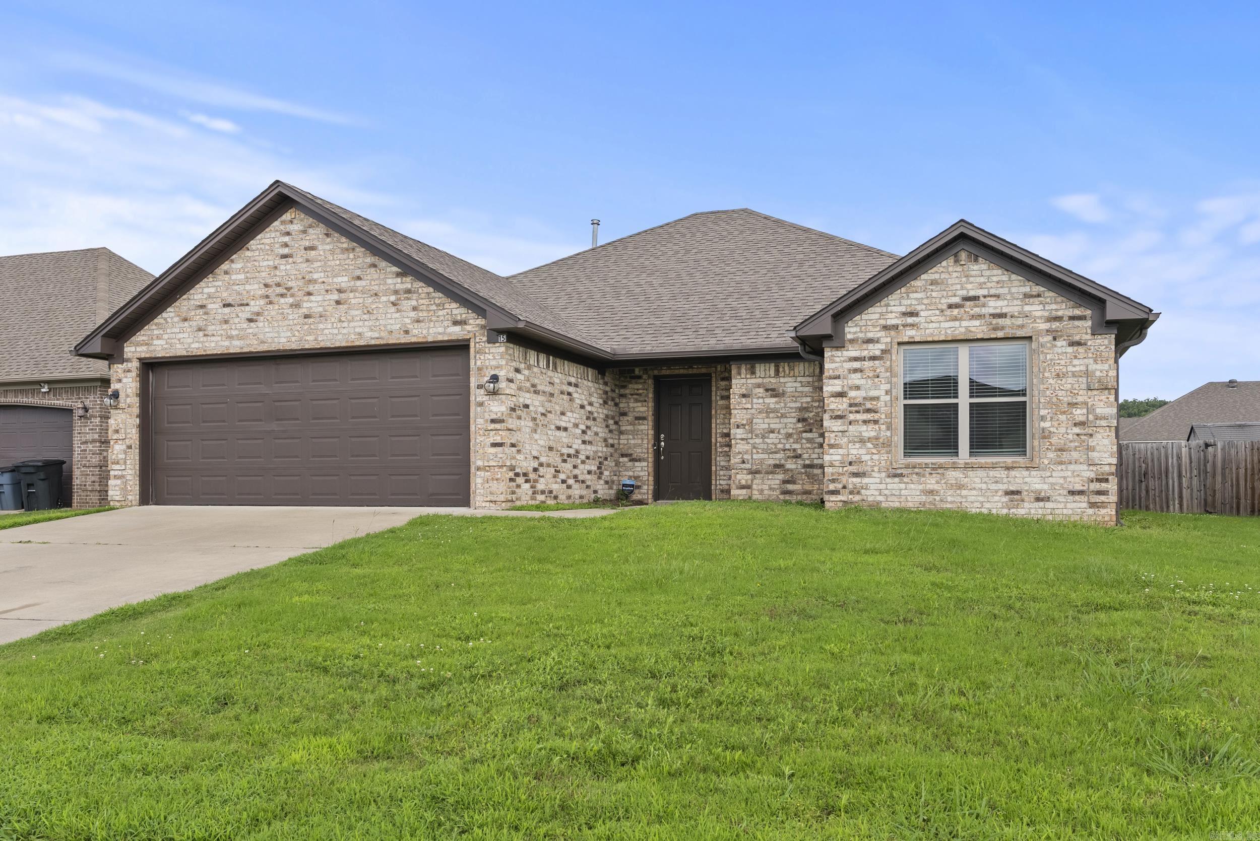 Modern 3-bed, 2-bath home in Vilonia’s Aspen Creek! Built in 2019, this 1,704 sq ft beauty on a 0.22-acre lot features an open layout with granite countertops, stainless steel appliances, and luxury vinyl plank flooring. The primary suite includes his-and-hers closets and a spa-like bath with dual vanities. Enjoy a fully fenced backyard with a covered patio, perfect for outdoor relaxation. Located in the Vilonia School District, just 15 minutes from Conway.