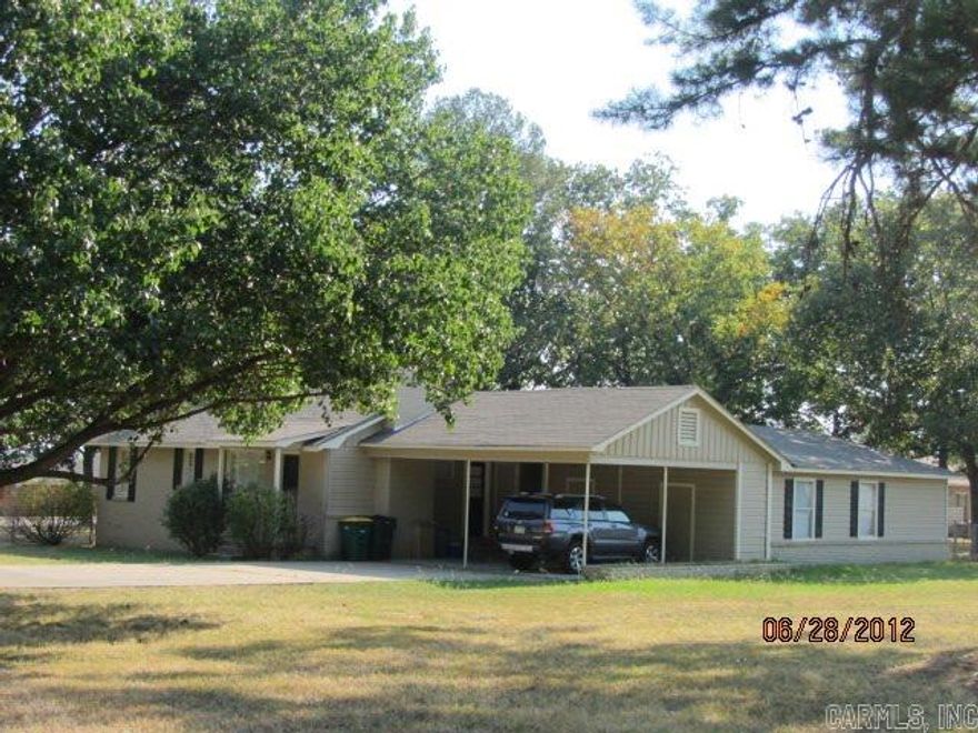 Beautiful ranch style home in West Little Rock just minutes from Pinnacle and Lake Maumelle.