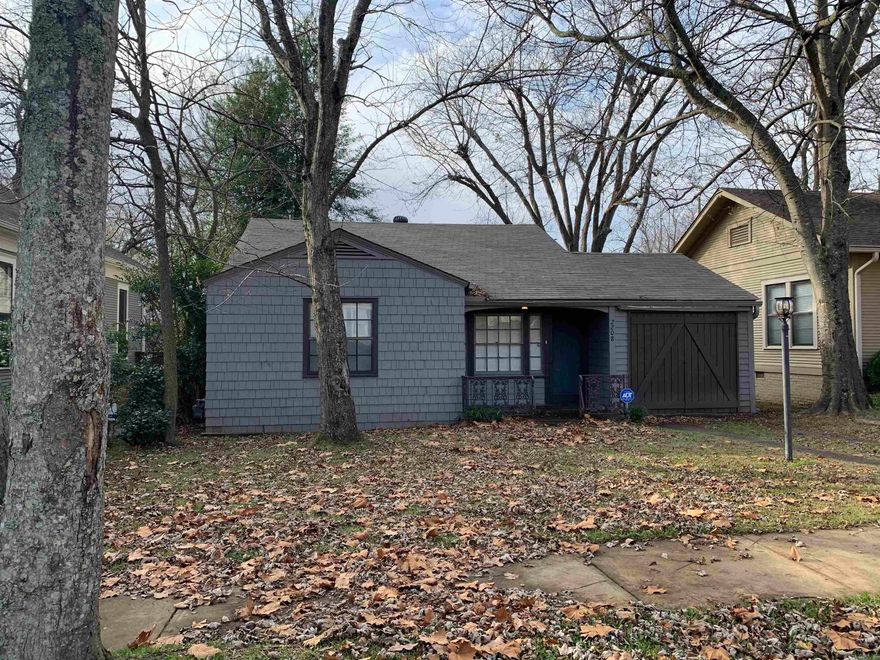 This property has 3 bedrooms and 2 full baths. Hardwood and tile floors through-out. Fenced backyard, great location. Close to downtown, restaurants and shopping.
