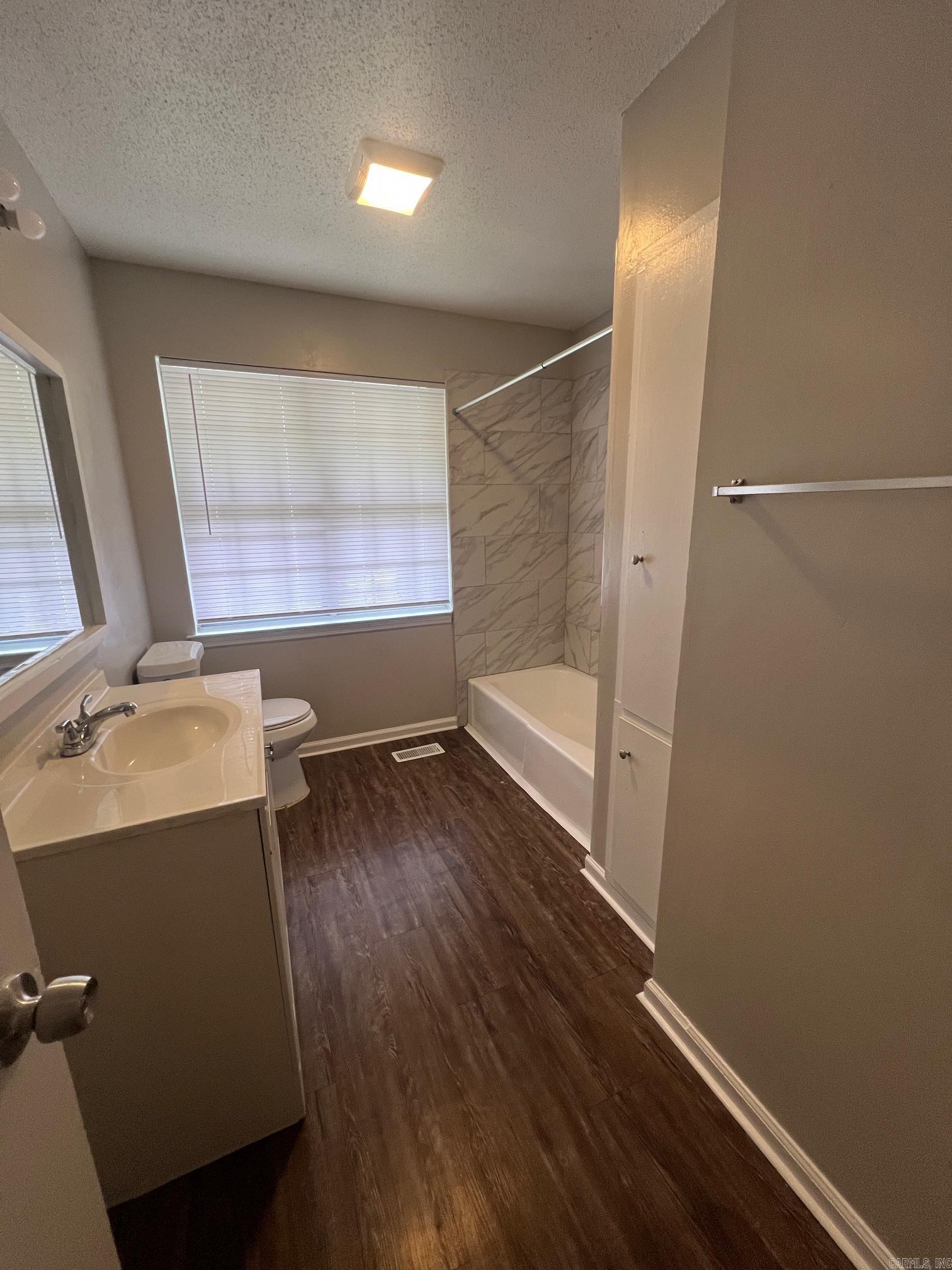 TWIN LAKES - Residential