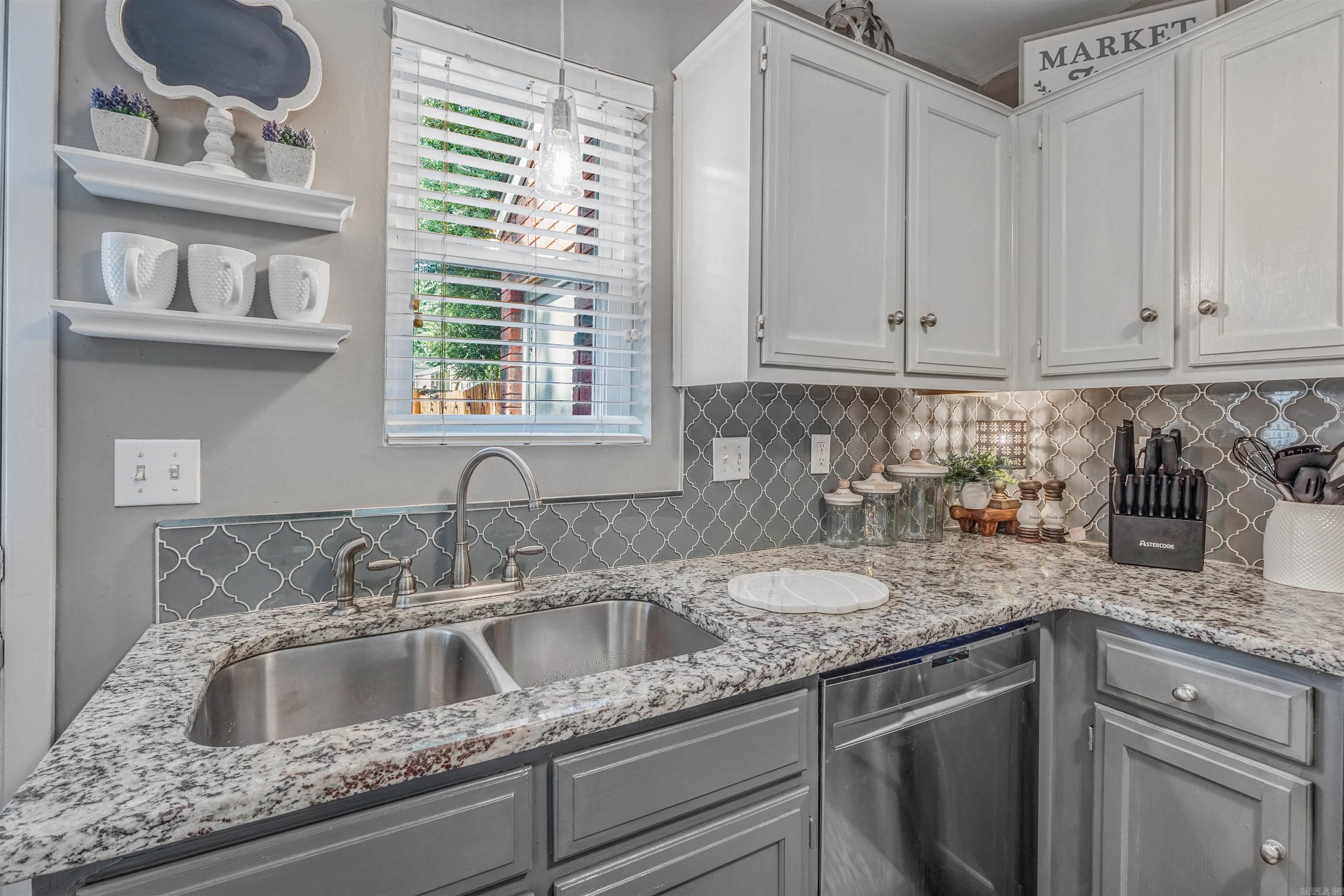 OAKCREST MANOR TWNHMS - Residential