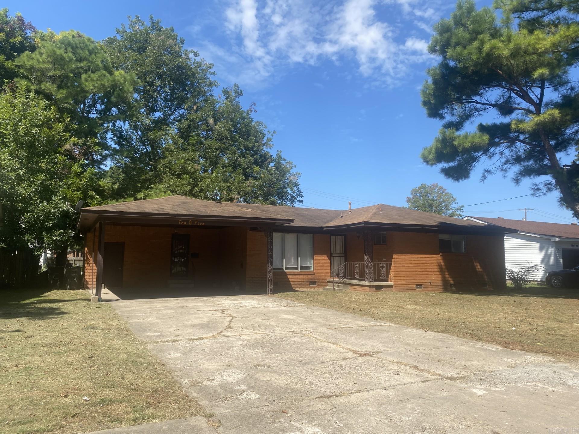 Spacious 3 bedrooms,1.5 bath home has large kitchen/dining area and a large living room. Home has some hardwood flooring. It has brick/wood exterior walls and 2 carport. Could be a great rental or flip property. THIS HOME IS AGENT OWNED. Pre-Approval Or Proof Of Funds Required Prior To Showings