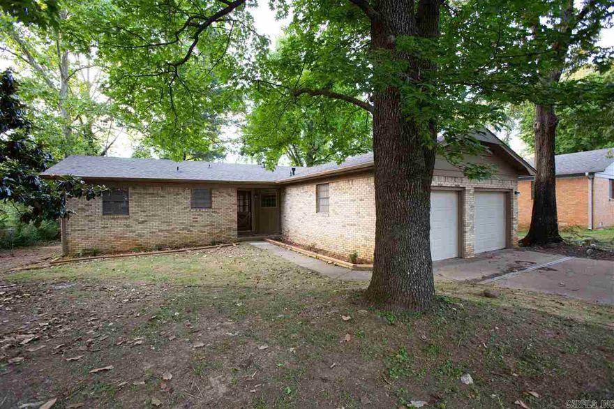 Newly Renovated 3bd/2ba home in Little Rock! Beautiful kitchen with all new appliances,new hardwood floors , ceiling fans !Back deck with view from living room! Two car garage  Great Location !