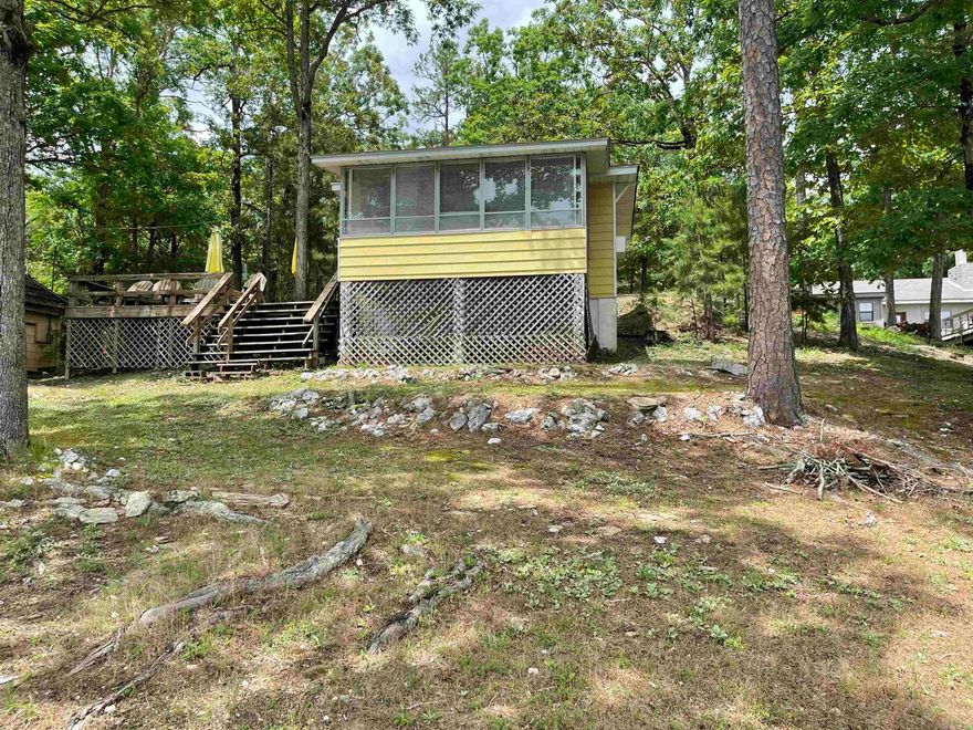 Cottage on beautiful lot on Lake Norrell.