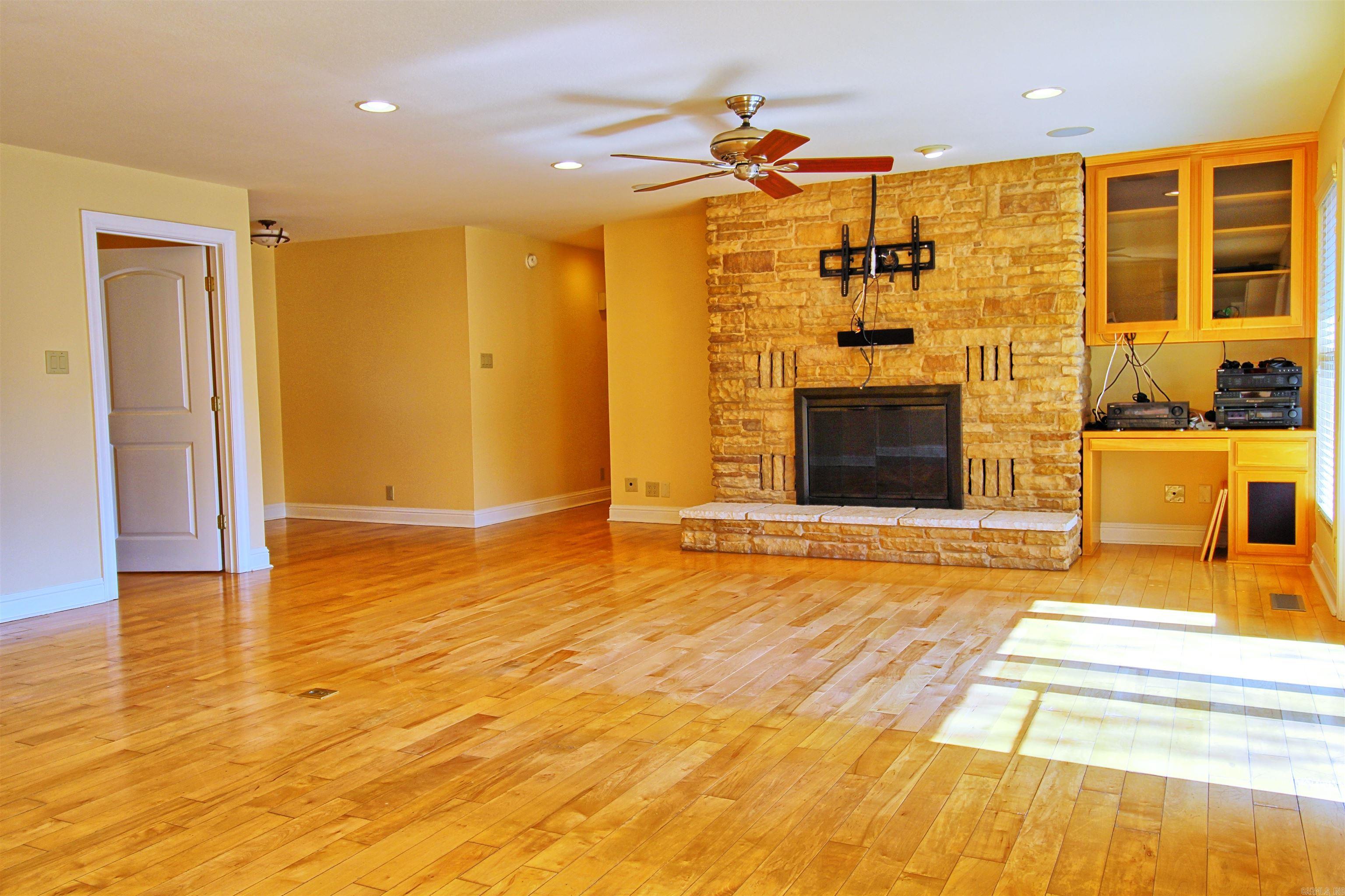 CLINTS LAKE SHORE - Residential