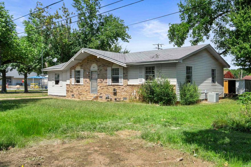 Investor special! ?? Located at 611 W Barnett in Kensett, this 3-bedroom, 1-bath home offers strong rental potential in a growing market. With a functional layout, spacious living area, and generously sized bedrooms, this property is an ideal addition to your portfolio. The oversized lot provides room for future improvements, outdoor amenities, or continued tenant enjoyment. Just minutes from Searcy, Harding University, and major employers, this location is attractive to long-term renters and students alike. Whether you’re looking for steady rental income or a flip opportunity, this property delivers solid potential with value-add possibilities.