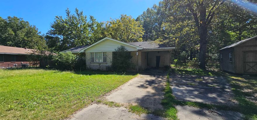 Good home for investor or someone looking to fix up, has great potential.   At the end of neighborhood.  Home is located close to grocery and shopping centers