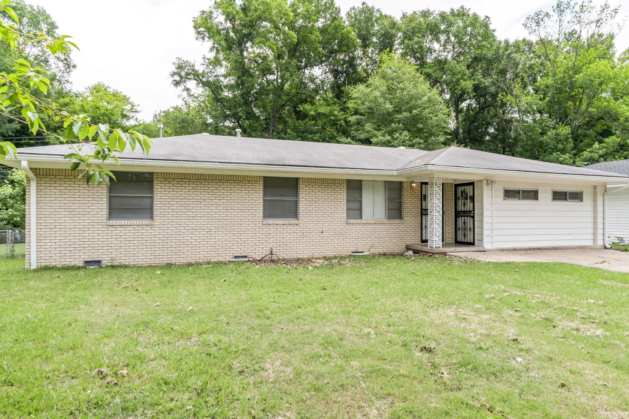 TOWN & COUNTRY ESTATES - Residential