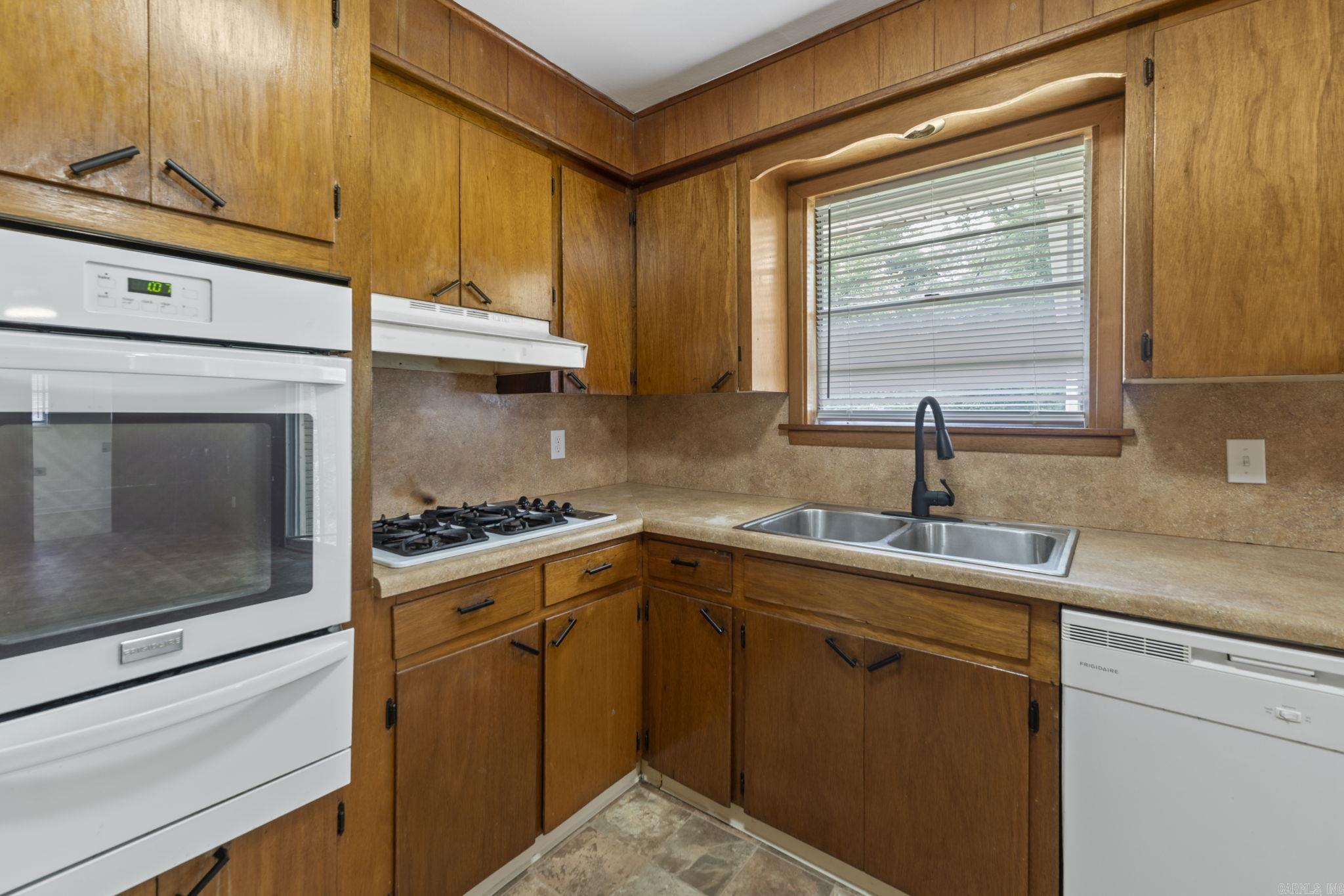TOWN & COUNTRY ESTATES - Residential