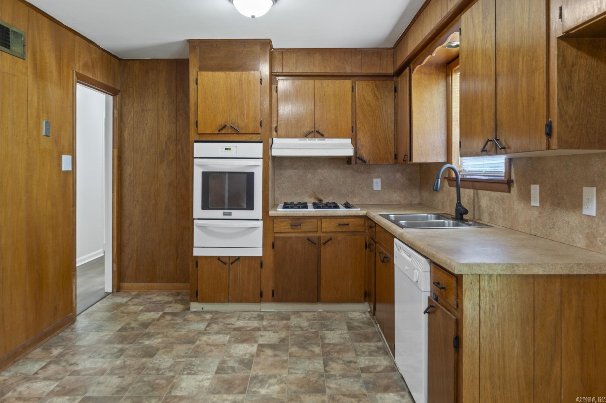 TOWN & COUNTRY ESTATES - Residential