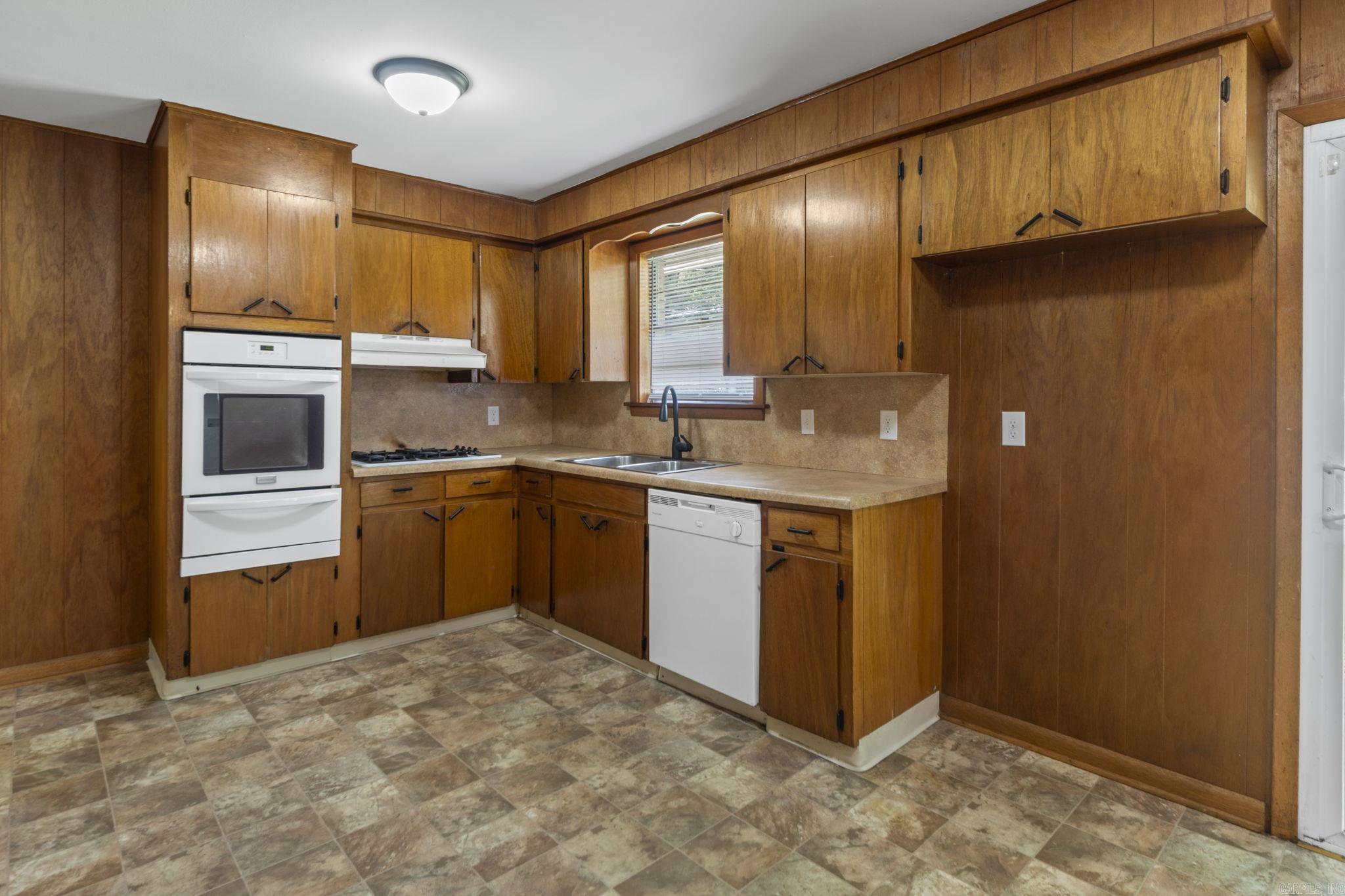 TOWN & COUNTRY ESTATES - Residential