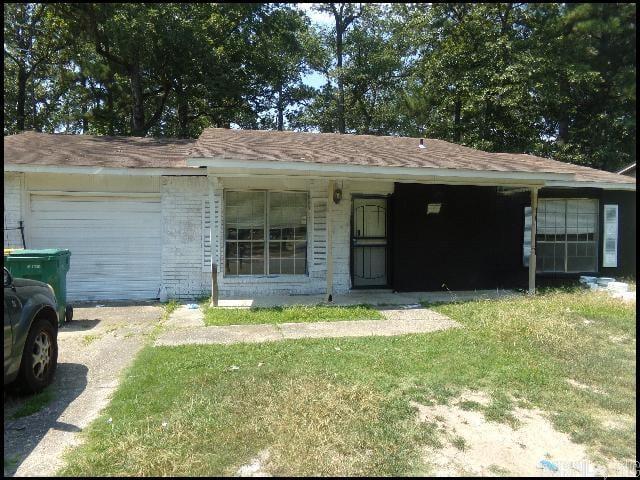 CUTE HOME IN QUAIL CREEK SUBDIVISION!! This 3 Bedroom And 2 Bath Home Features Over 1200 Sqft! Gas Range, Refrigerator, And Dishwasher Provided In Kitchen! Central Heat And Air! Partially Fenced Yard! Washer And Dryer Hookups In 1 Car Garage! PET FRIENDLY!! AVAILABLE LATE SEPTEMBER 2025!!!