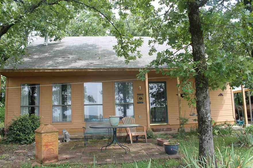 Cute, cozy, country cabin. Enjoy your privacy while still being convenient to LRAFB, Conway and Cabot. Nice view.