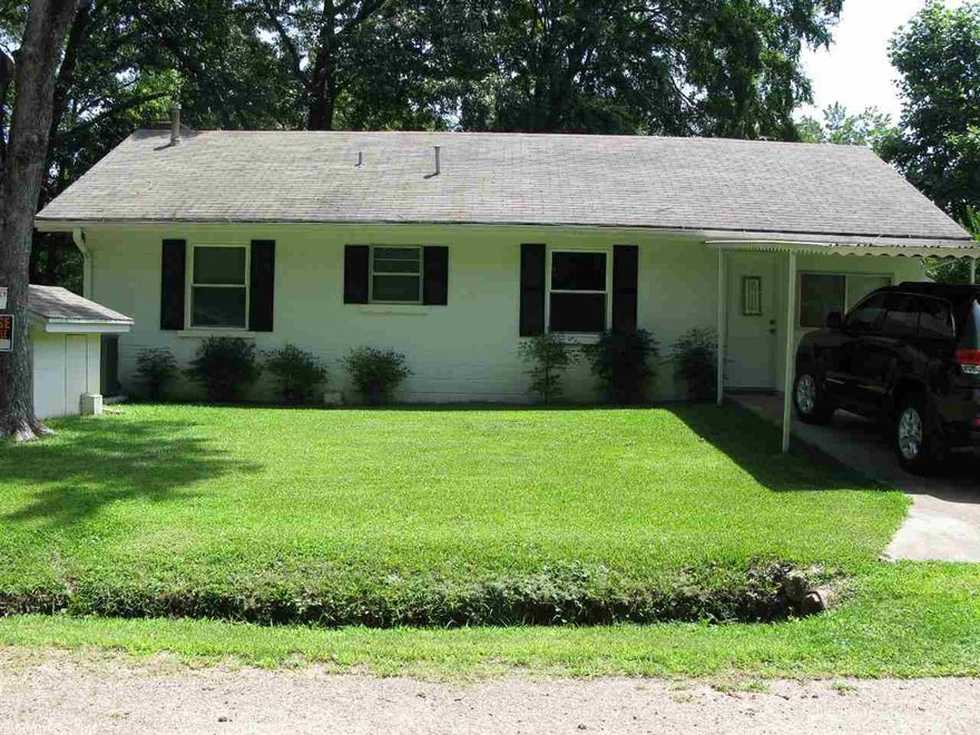 Picture Yourself Living on Lake Hamilton…having coffee on the covered patio or fishing from your dock. You can in this immaculate 2Bd/1Ba lake cottage. Completely updated inside & features 2 living areas, wdbn fp, ceramic tile floors throughout, beautiful tile backsplash in the kitchen & gorgeous bathroom w/ designer vanity & tile shower. 115 ft. on the water, 24’ X 24’ workshop, boat dock, community boat launch.