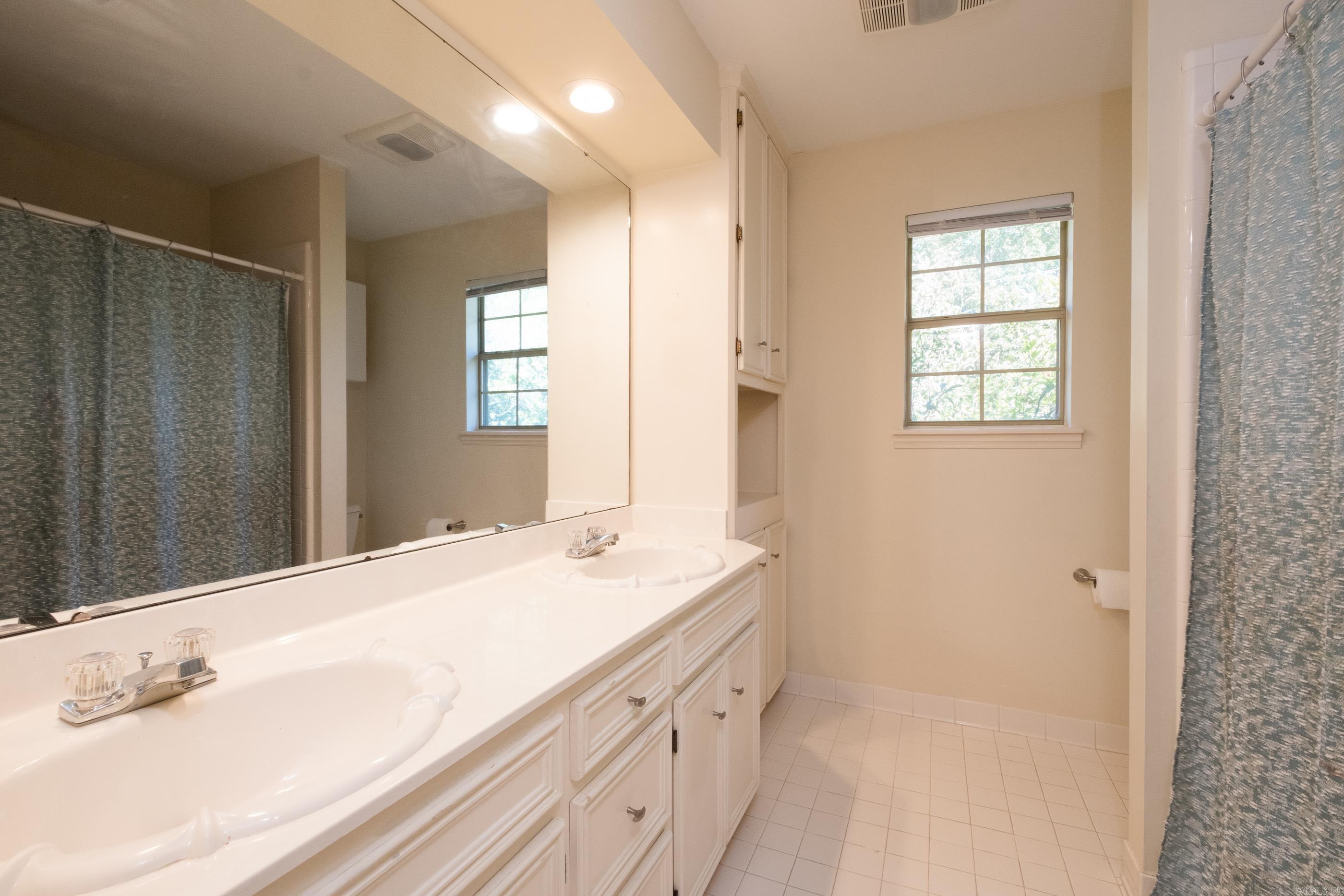 SECLUDED HILLS - Residential