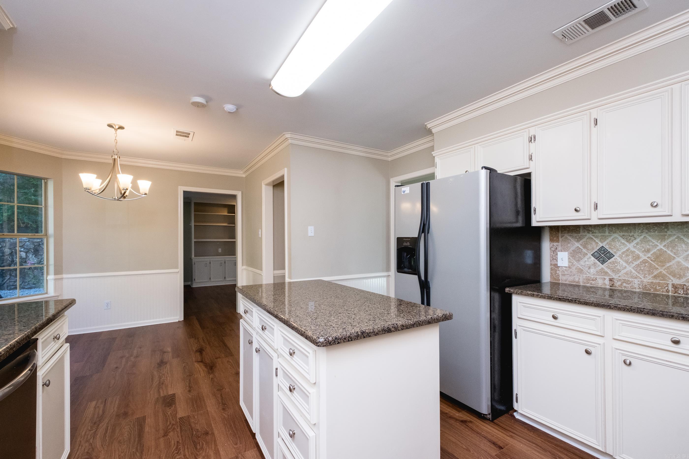 SECLUDED HILLS - Residential