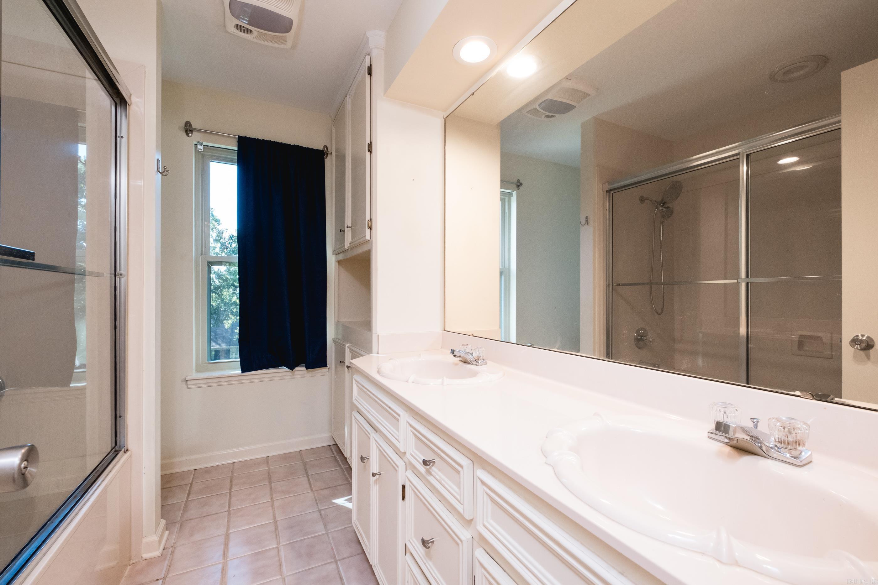 SECLUDED HILLS - Residential