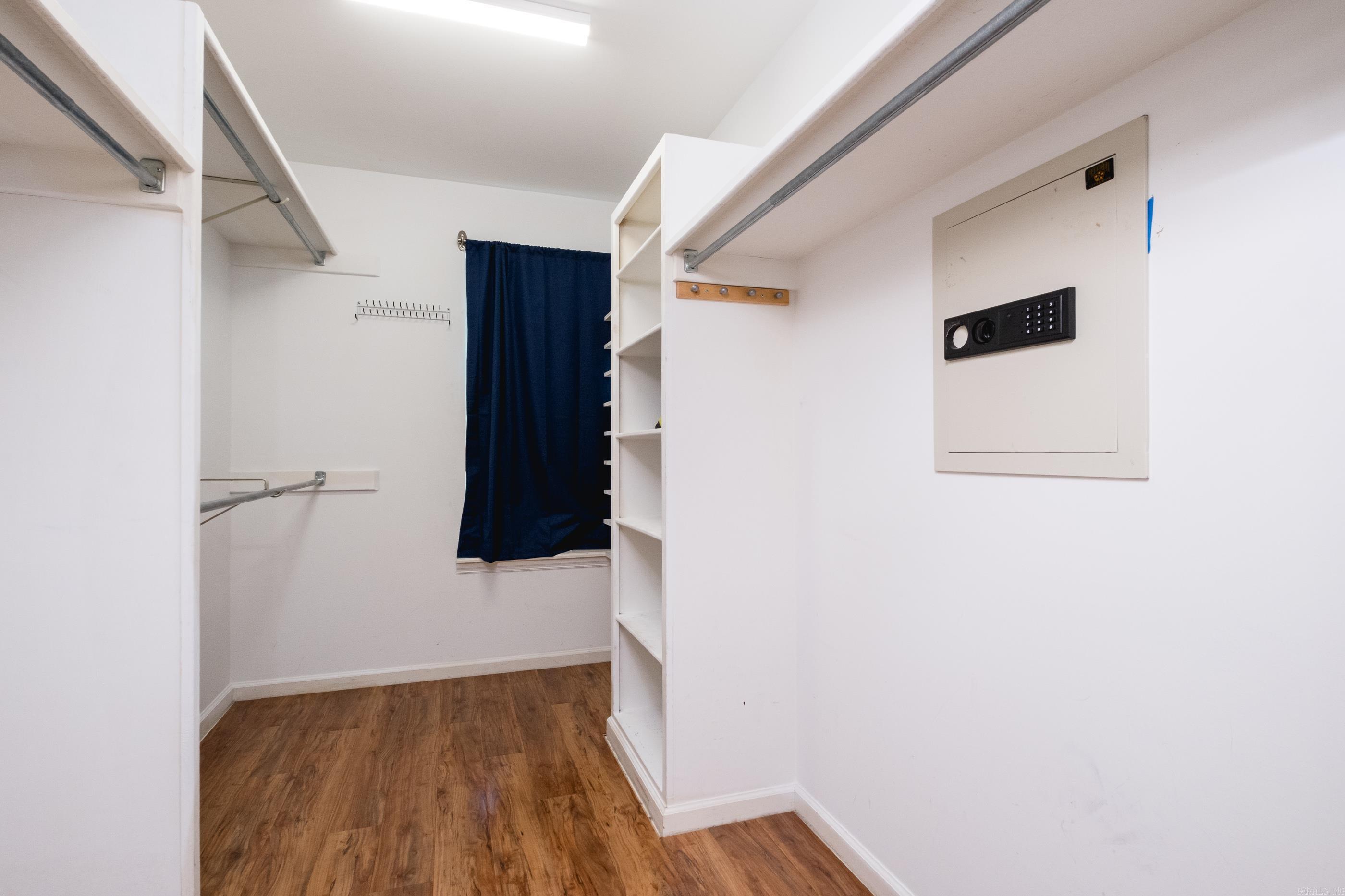 SECLUDED HILLS - Residential