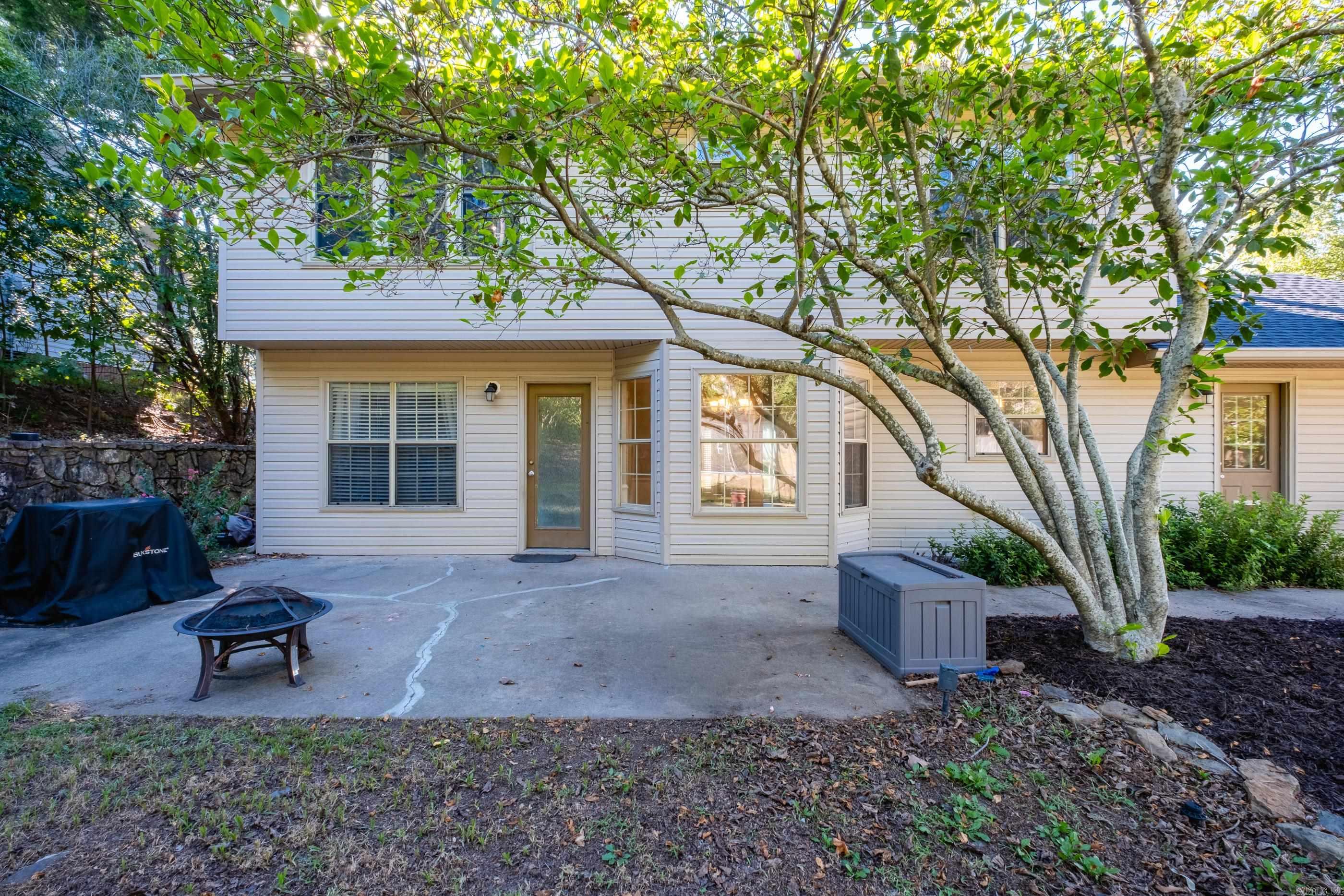 SECLUDED HILLS - Residential