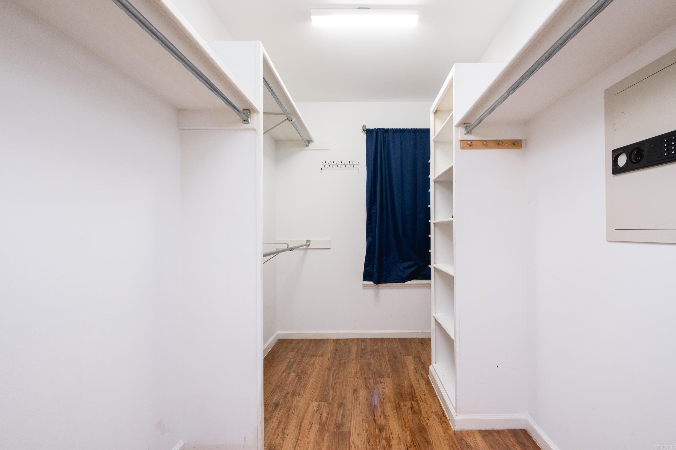 SECLUDED HILLS - Residential