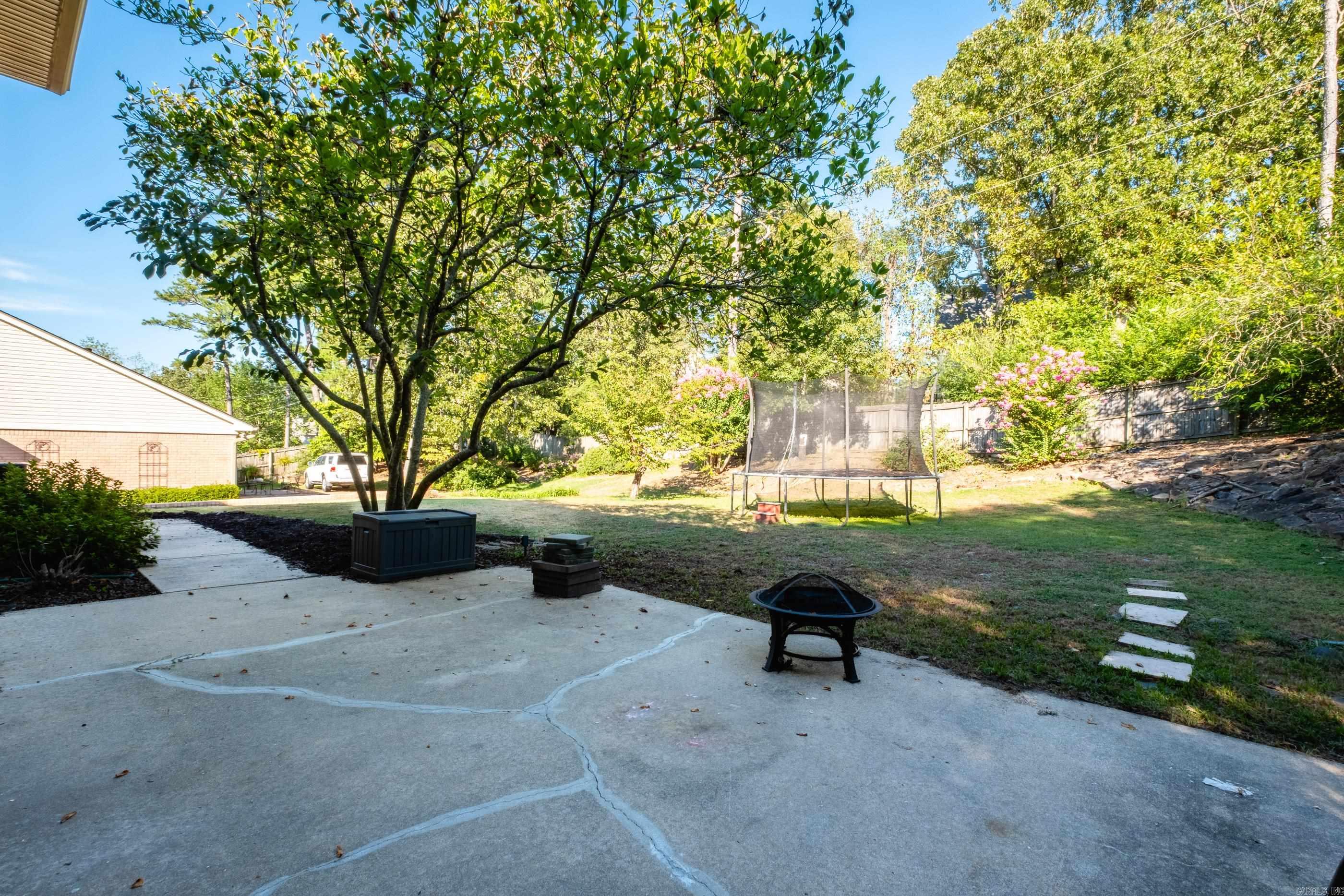 SECLUDED HILLS - Residential