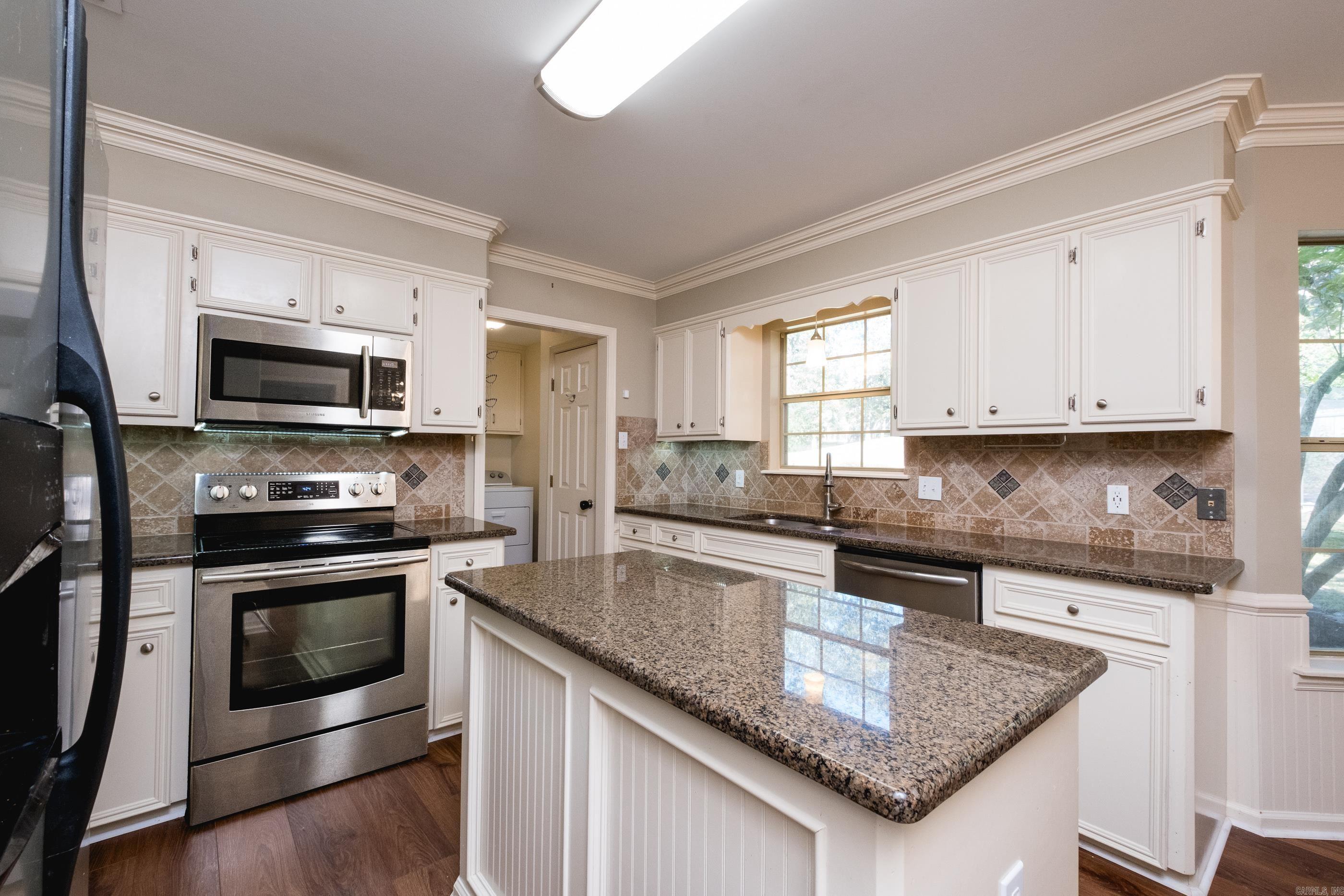 SECLUDED HILLS - Residential