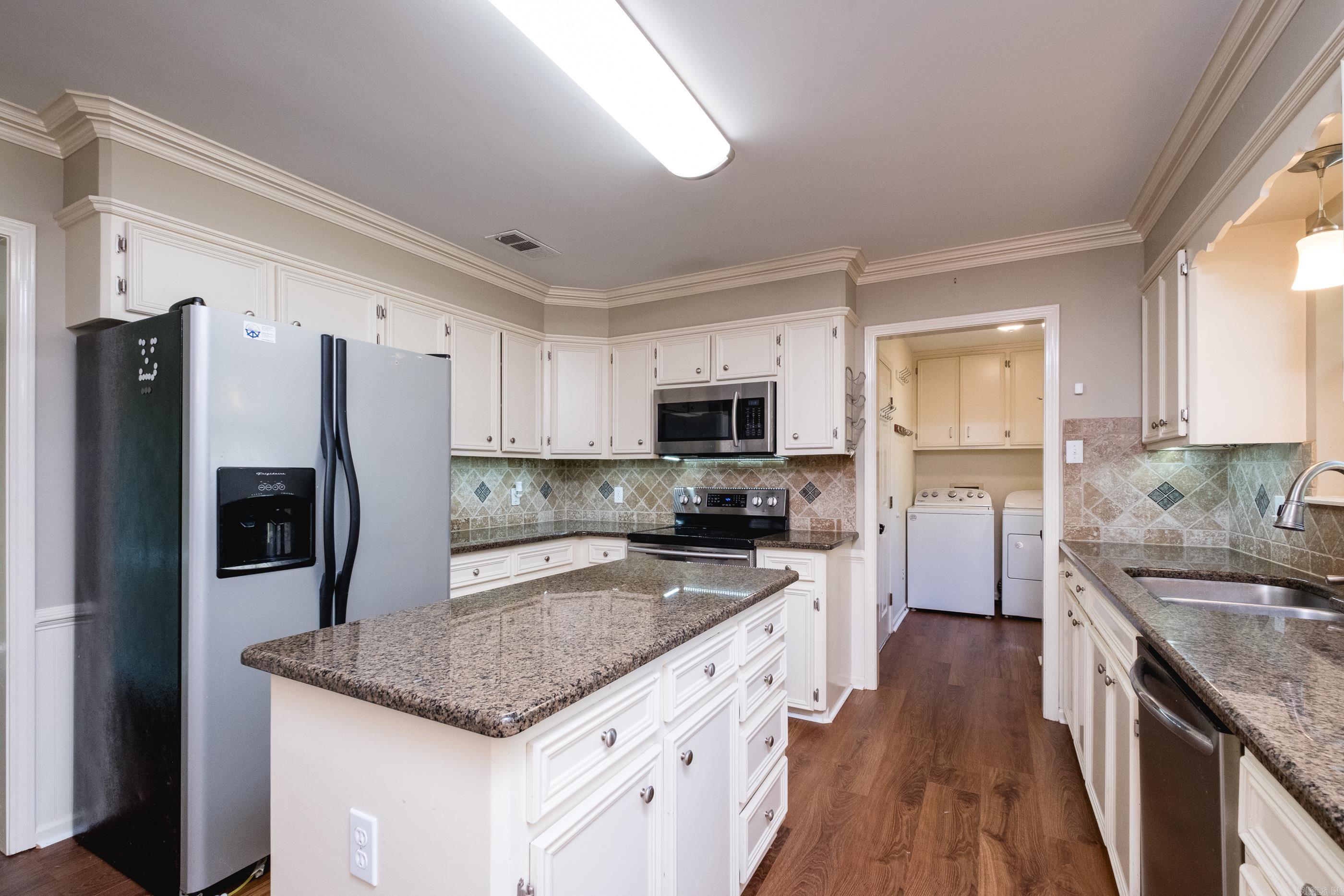 SECLUDED HILLS - Residential