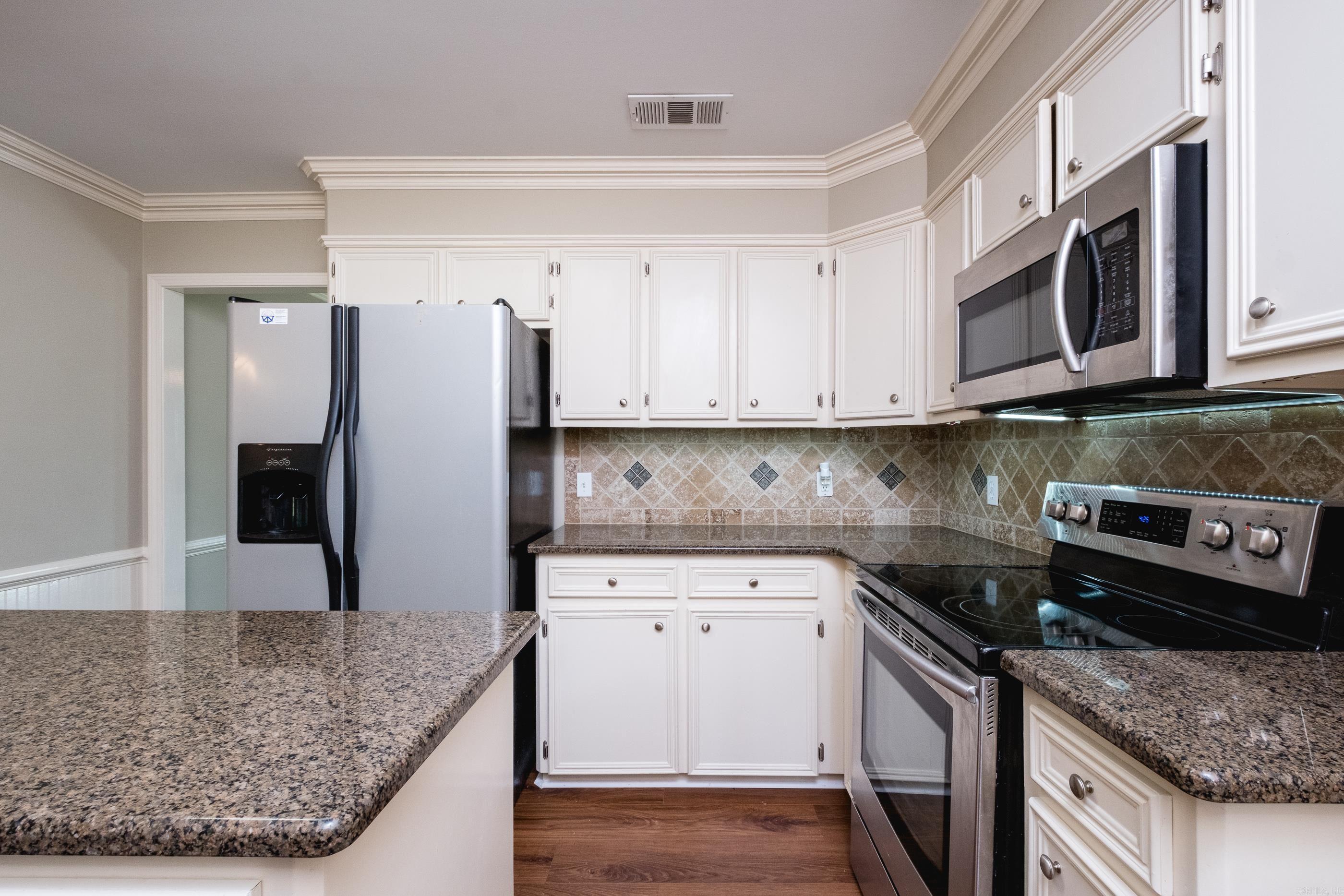 SECLUDED HILLS - Residential