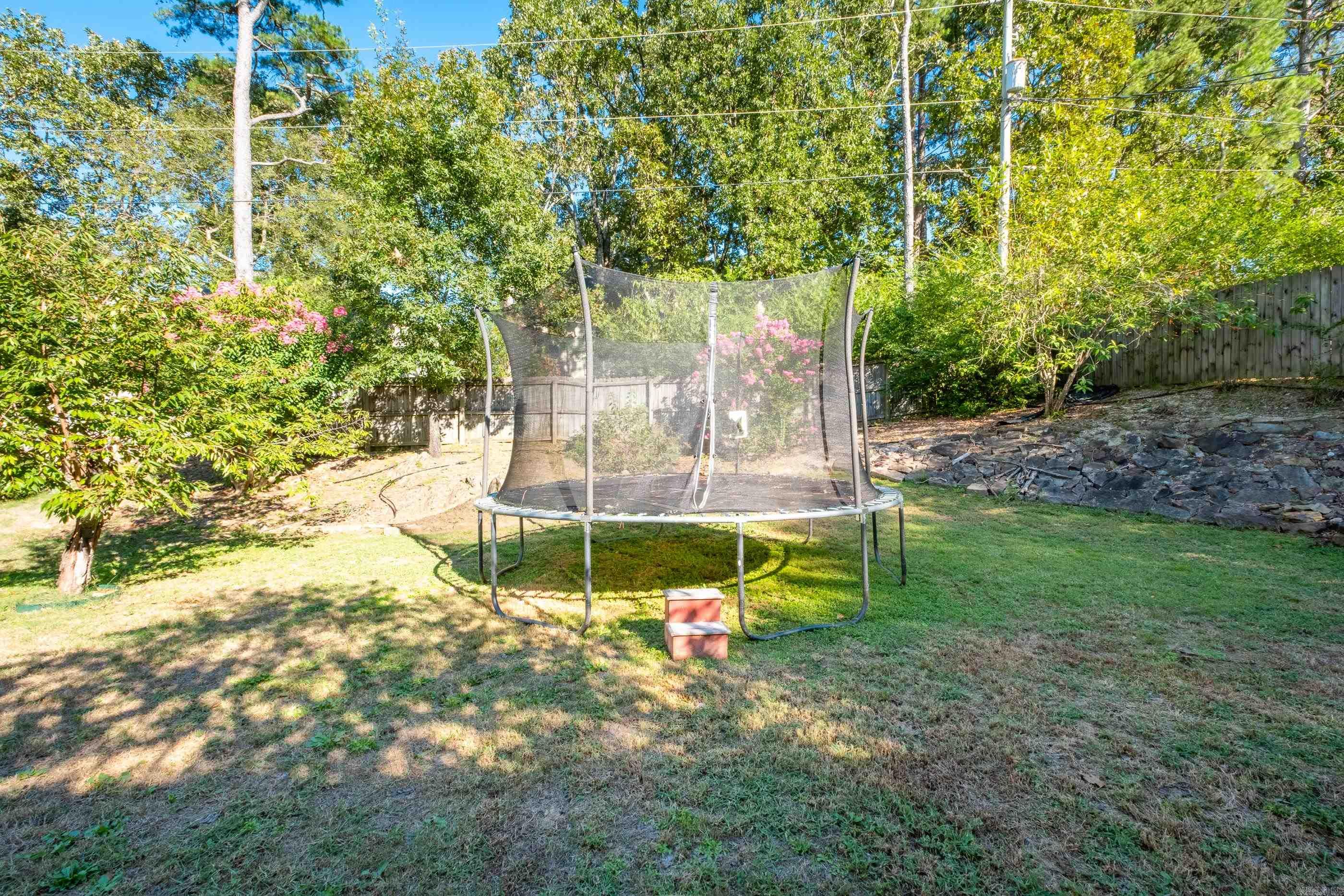 SECLUDED HILLS - Residential