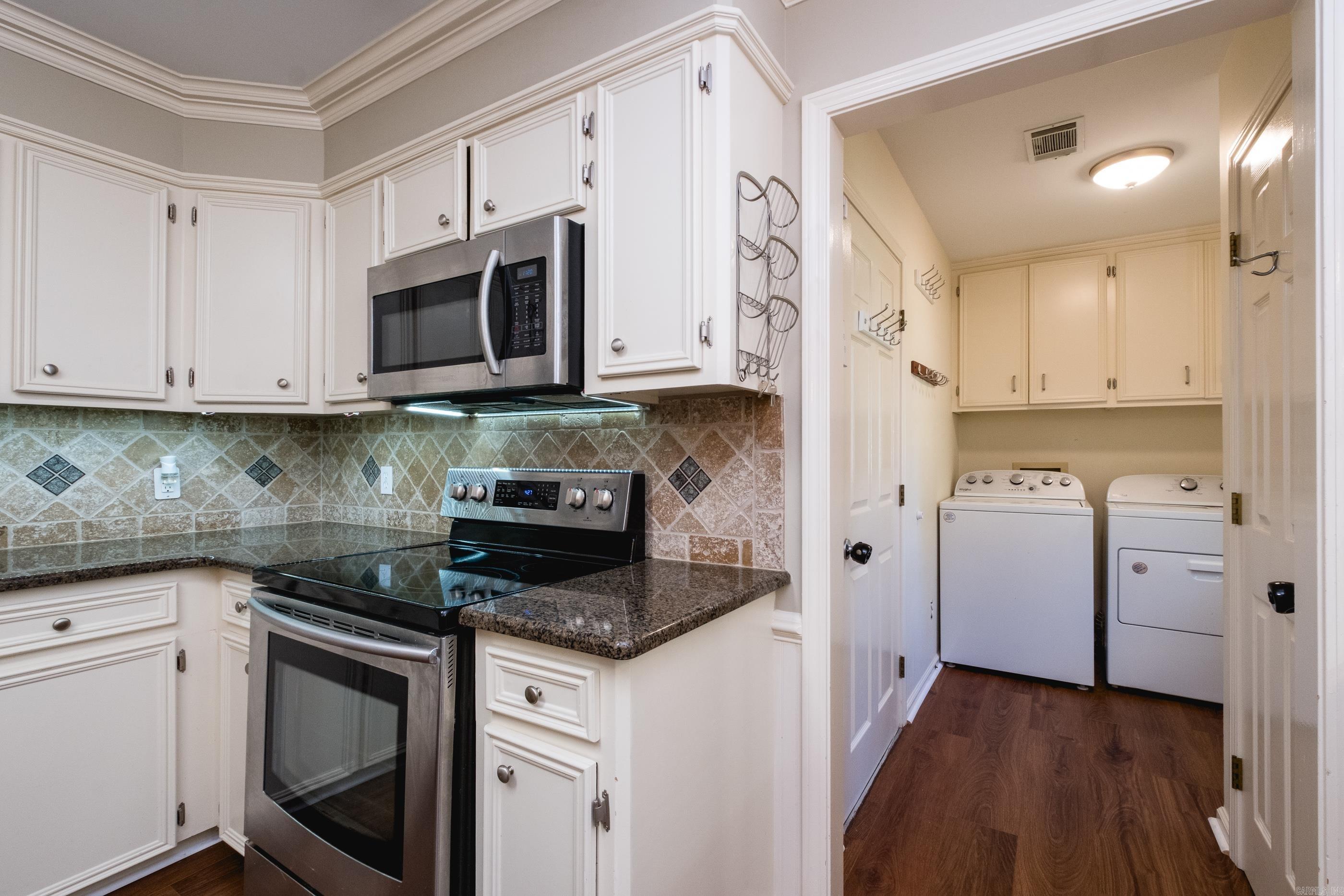 SECLUDED HILLS - Residential