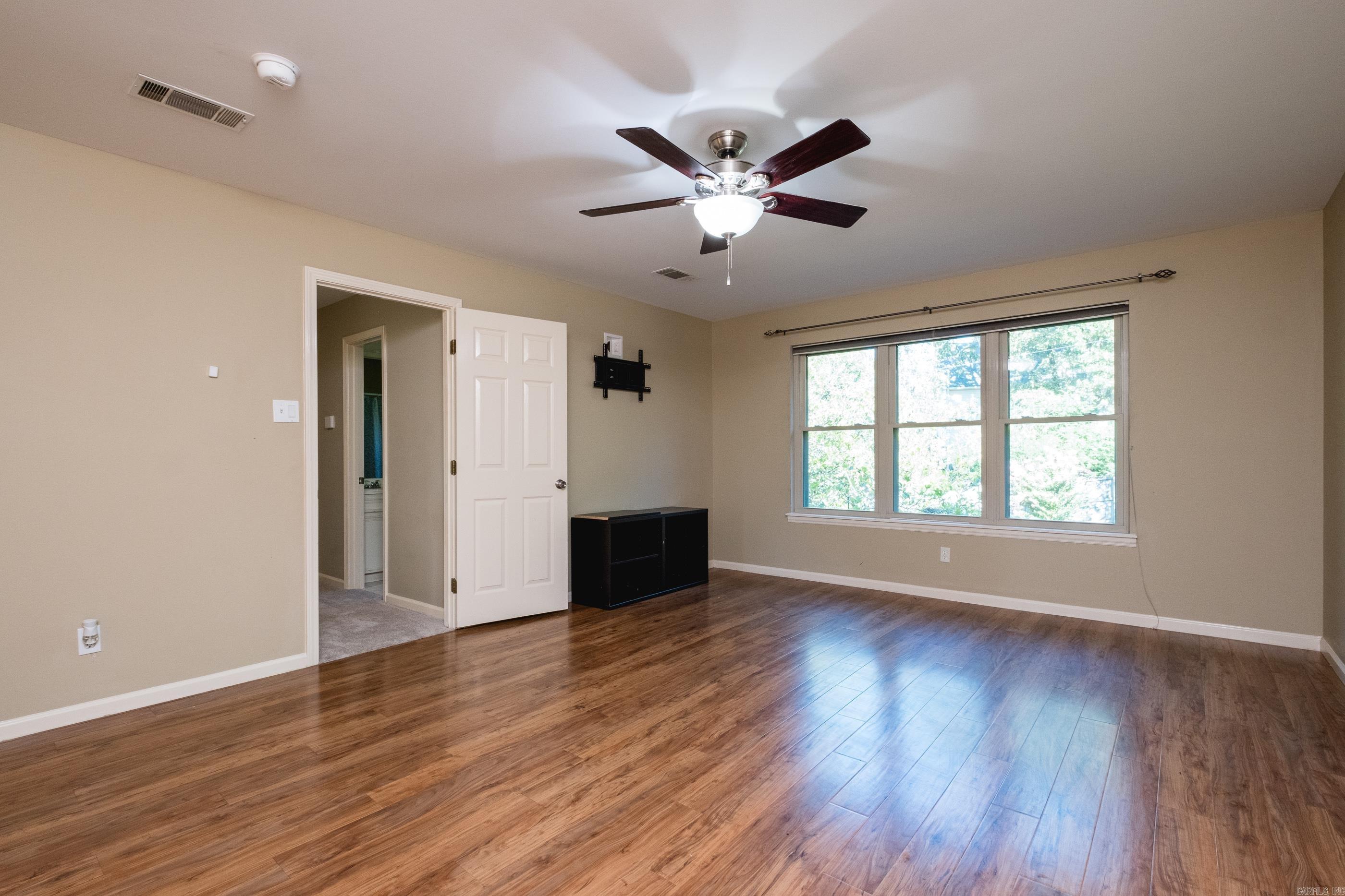 SECLUDED HILLS - Residential