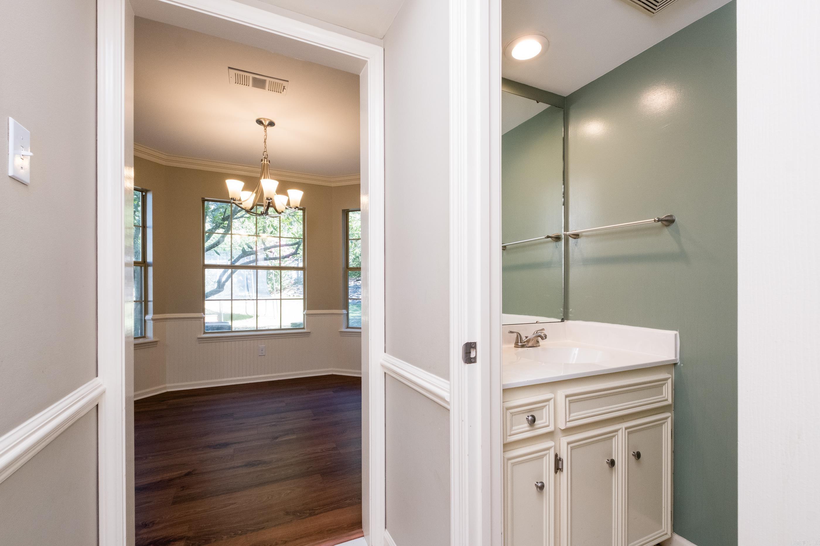 SECLUDED HILLS - Residential