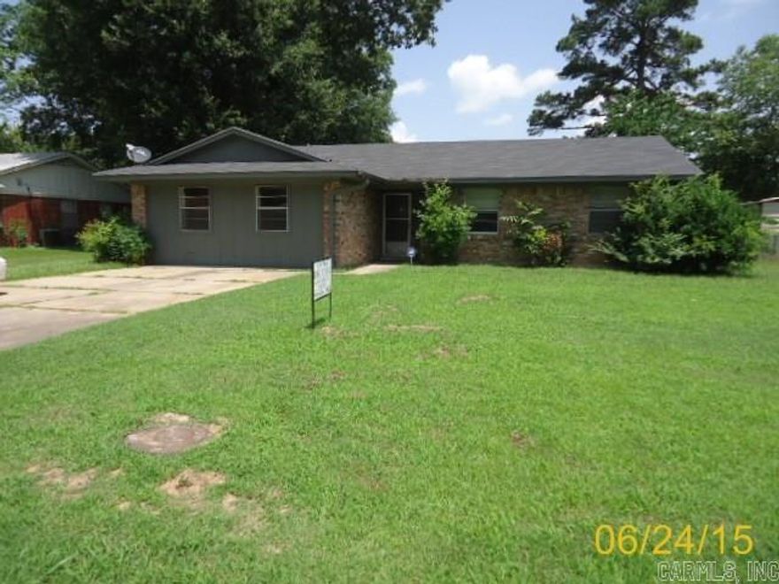 Brick home with 3 bedrooms 2 full baths with large living room and fenced back yard with a covered patio. This property is now under auction terms. Pre-sale offers should be submitted through www.williamsauction.com/pro. This property is subject to a 5% buyer’s premium pursuant to the Auction Terms & Conditions (minimums may apply). Please contact the listing agent for commission and details, as commissions may change between the pre-sale and auction periods. All offers are subject to seller approval.