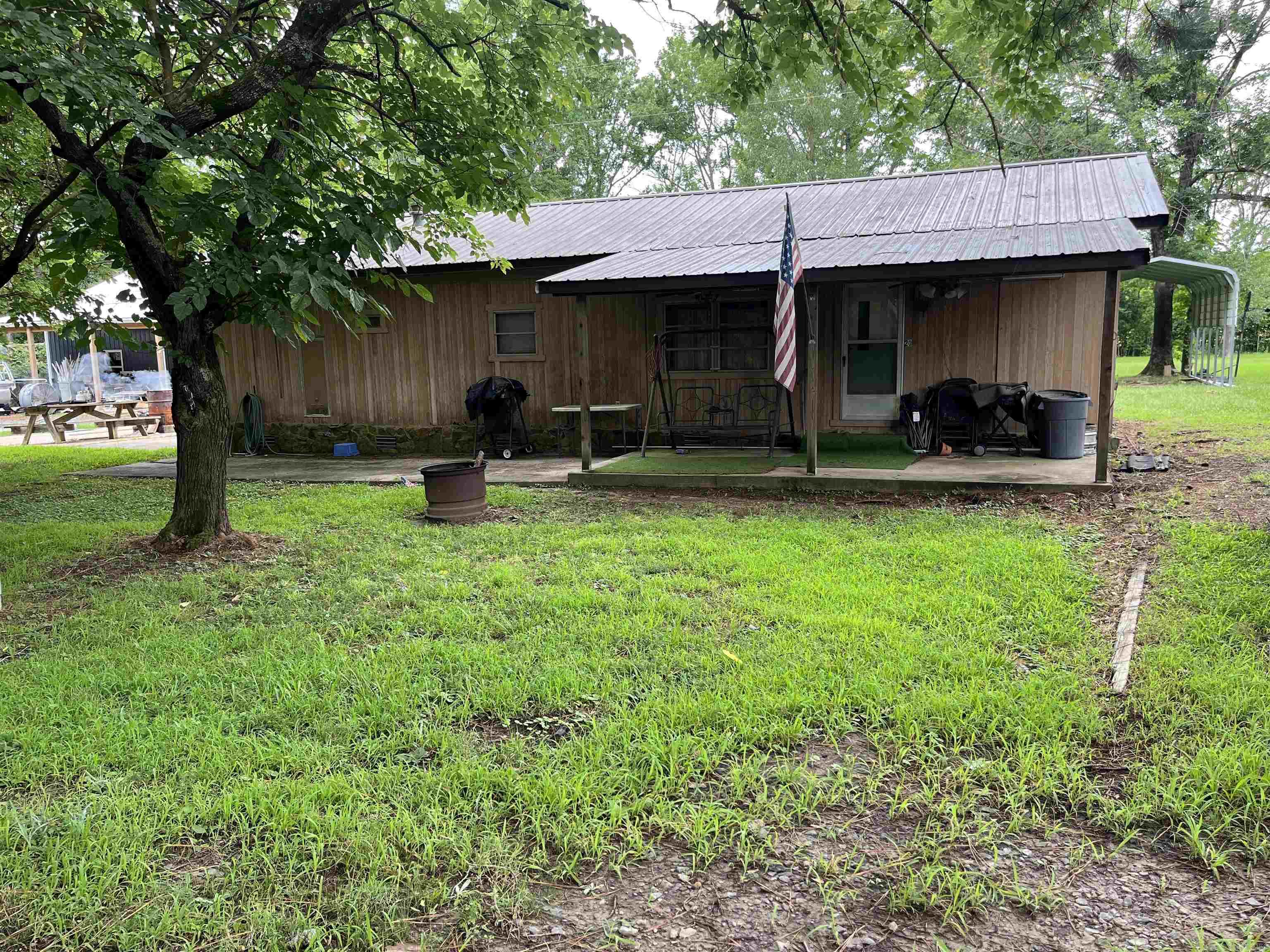 2 Bedroom 1 bath cabin with an area to put a third bed to allow for more people to sleep. A one minute drive to Shiloh Park for quick easy access to Greers Ferry Lake! Would be perfect for a weekend getaway or Airbnb! Also has metal carport to store your lake toys!