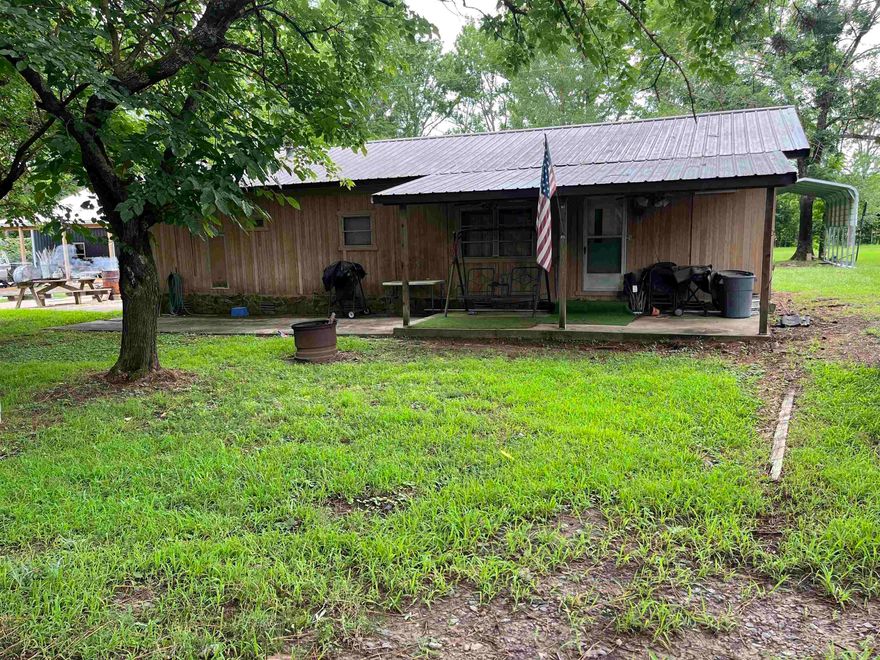 2 Bedroom 1 bath cabin with an area to put a third bed to allow for more people to sleep. A one minute drive to Shiloh Park for quick easy access to Greers Ferry Lake! Would be perfect for a weekend getaway or Airbnb! Also has metal carport to store your lake toys!