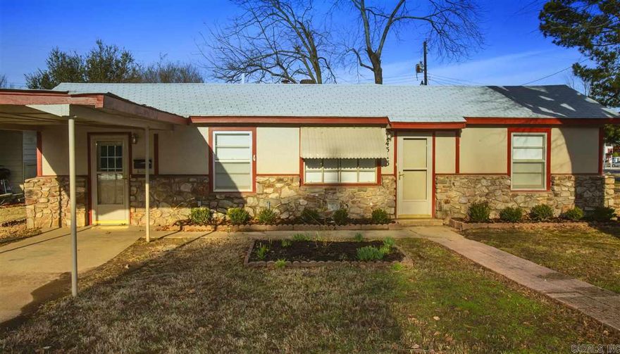 Cute 3bd/1ba home in North Little Rock . New kitchen cabinets and appliances ! New flooring and paint ! Fenced in yard . Come check it out ! Great location close to shopping and dining ! Move in ready !!