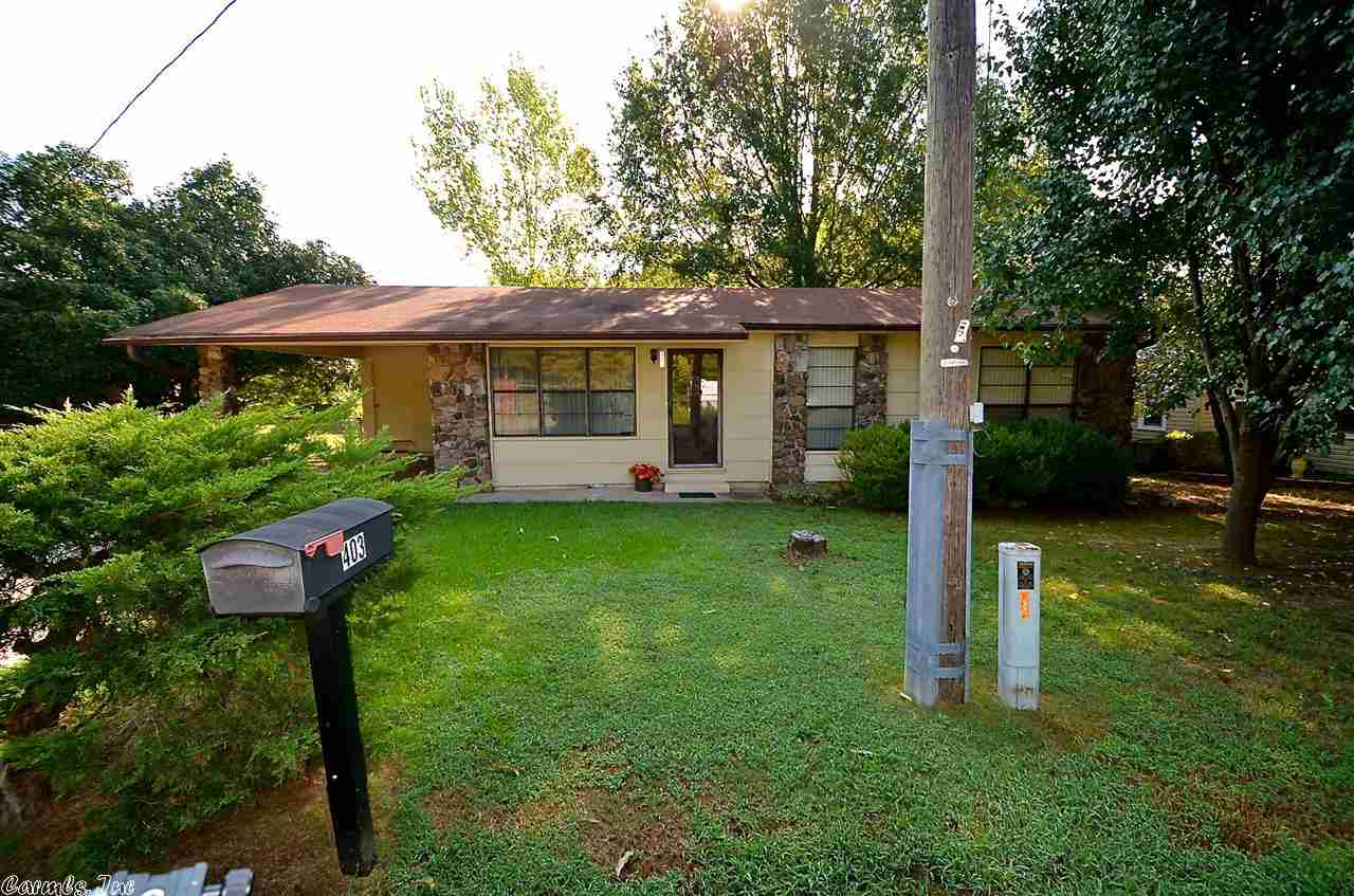 Charming home in the heart of the city. Close to shopping, dining and the bypass. Enjoy this open floor plan and fenced yard for a growing family!