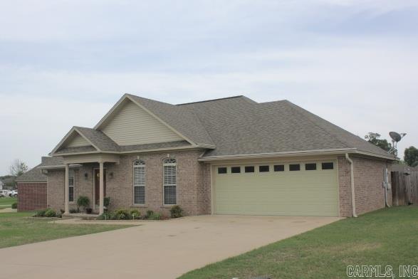 3 bedroom / 2 bath home in Valley Elms Subdivision. New carpeting with tiled floors in wet areas. Extra trims & moldings in living areas with 9ā ceilings in living room. Neutral paint scheme thru-out with pastel yellow painted cabinetry. Split bedroom floor plan with jetted tub, separate shower, dual sink vanity & twin walk-in closets in Master. Storage closet in the Laundry room plus lots of storage space thru-out home. Covered patio plus addāl step down patio for more entertaining area in the fenced yard.