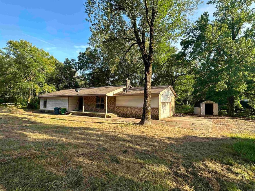 Spacious 3 bedroom, 2 bath home. Nice size great room with separate dining area. Kitchen appliances included. Nice big primary suite. Lots of storage and closet space. Cute spacious home on 5 acres in West Pulaski County.