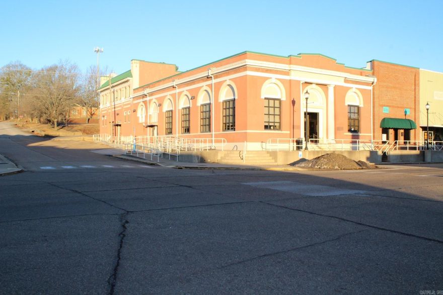 COMMERICAL BUILDING with approx. 6700 sq. ft. of space located in the center of Nashville on Main Street (VERY HIGH TRAFFIC).  GREAT OFFICE / RETAIL SPACE. 2 story building.  Includes a 1 acre paved parking lot.