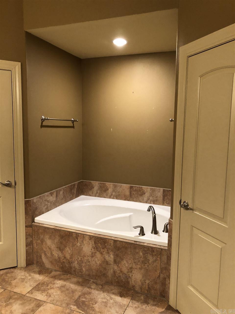 COUNTRY CLUB OF ARK THE - Residential Lease