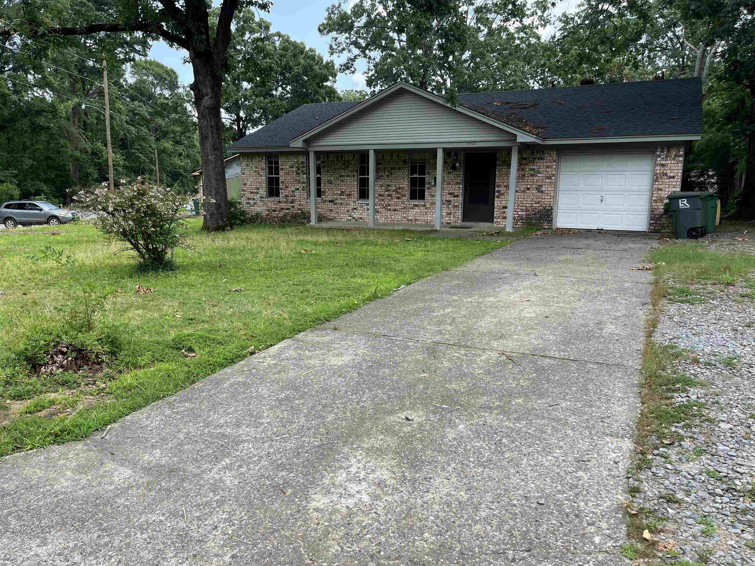 Nice 3 bedroom 2 bath house with single car garage