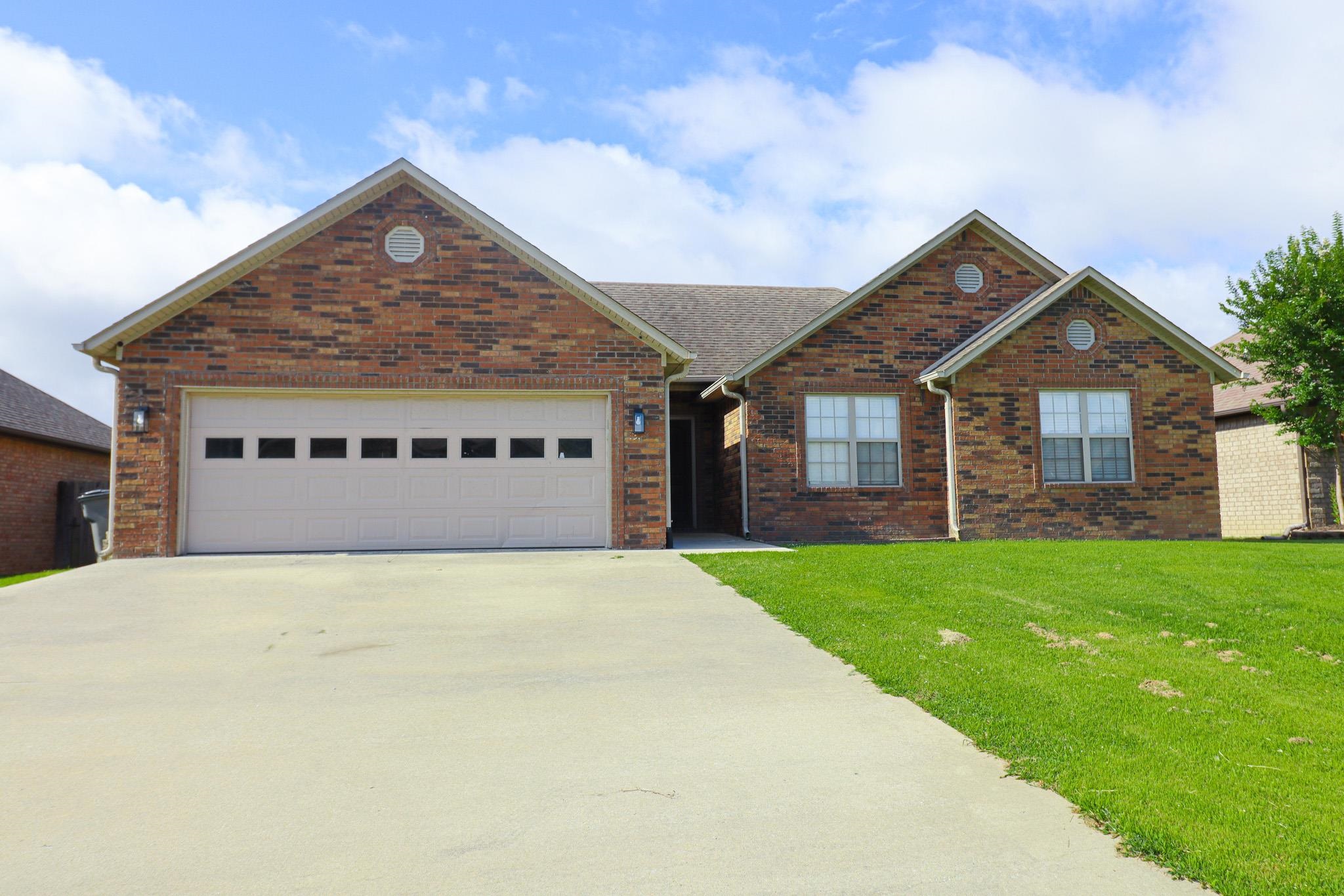 Charming 3 bedroom, 2 bath home in Donlee Ridge Subdivision! This all brick beauty offers low maintenance living in one of Paragould's most desirable neighborhoods. Enjoy a welcoming entrance, spacious patio perfect for entertaining, ceiling fans throughout for year round comfort. The open, functional layout makes this home ideal for both relaxing and hosting. Situated in a peaceful, well kept community, this home is ready for its next chapter.