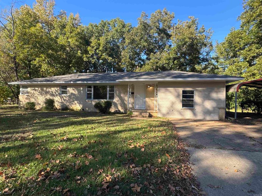 PRIME LOCATION! This 4-bedroom, 1.5 bath home is just around the corner from Harding University and only a few minutes from Searcy's new community center thats in progress , ballfields, swimming pool, dining and shopping. Ideal for investors, students, or families seeking convenience and community amenities.