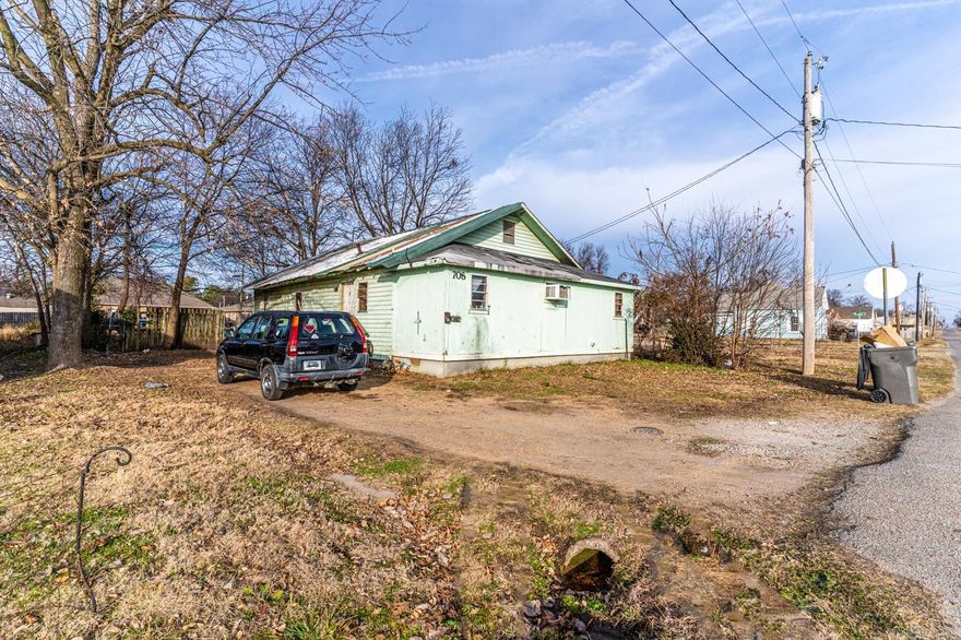 Welcome to 708 S 3rd St in Paragould, AR. This property is a duplex in the Witherington & Bray subdivision perfect for an investor looking to expand their portfolio, this duplex totaling in 1,470 sqft and a 0.16 +\- leveled lot. This property has 2 bed 1 bath on each side! The rent is $600 for Unit 1 and $700 for Unit 2. Both units are currently occupied on a month-to-month basis and comes with major appliances like fridge, range, window ac units, electric heater, and hot water heater.  This property is zoned residential and is being sold AS-IS only.   Call today to see this great investment opportunity!