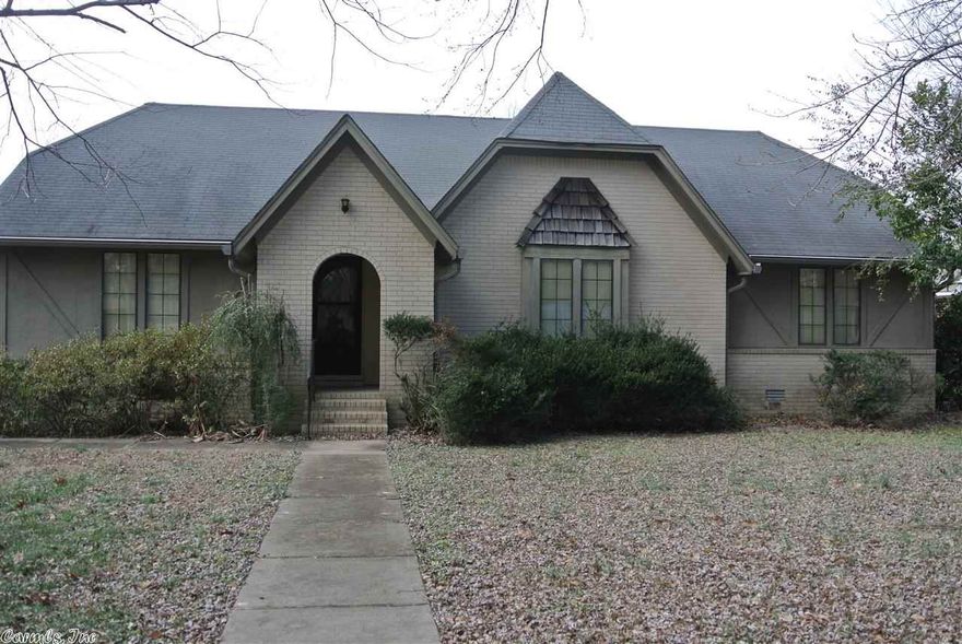 Lots of room in this house that is located on a corner lot.  Close to all the schools in Beebe.  Vaulted ceiling in the living room with a fireplace that will keep you warm through the winter.  Large kitchen with plenty of counter space and cabinets.  Walk-in closets and large bedrooms are also a great feature of this home.  Call today for your personal tour.