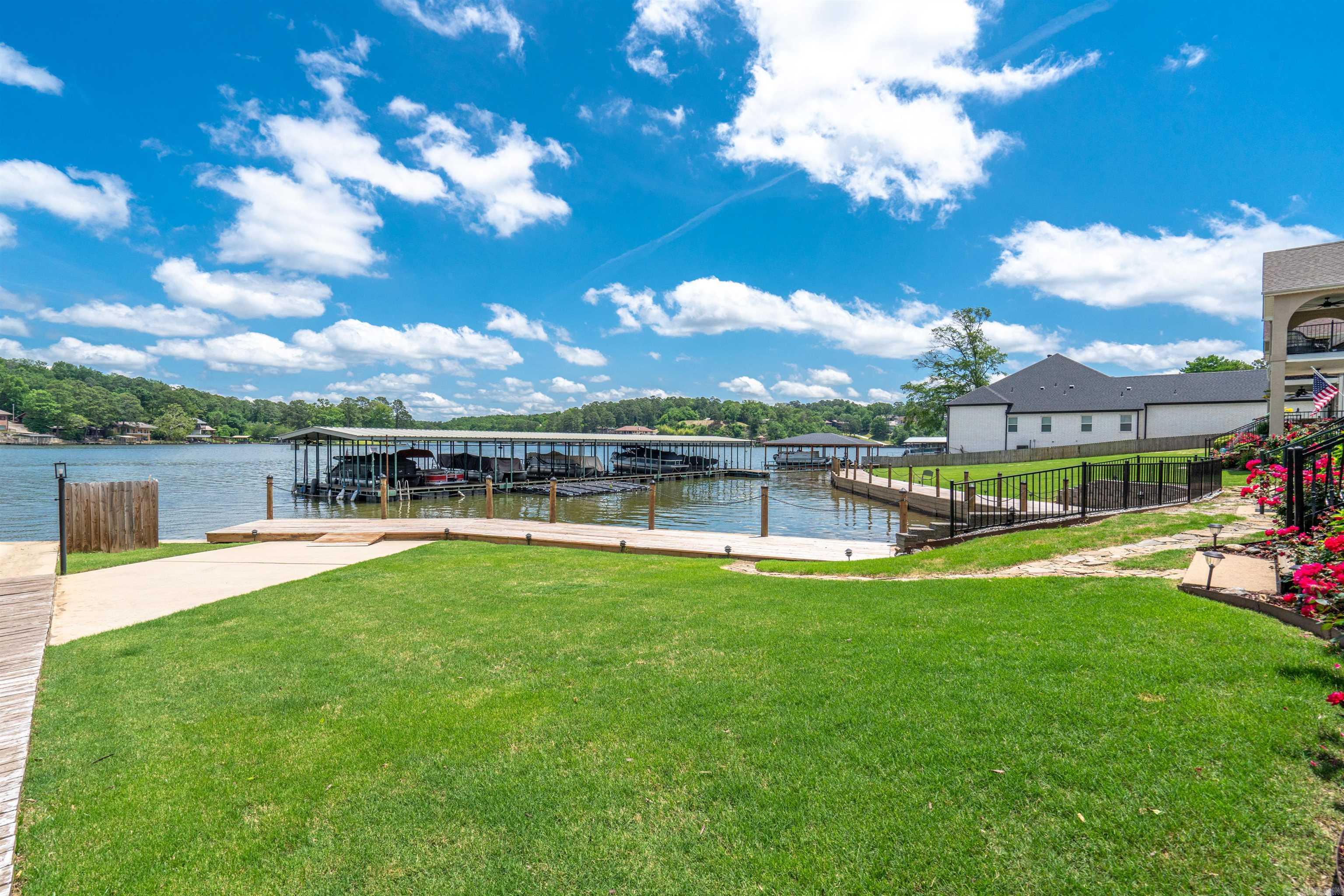 MAJESTIC LAKE VILLAGE TOWNHOMES - Residential