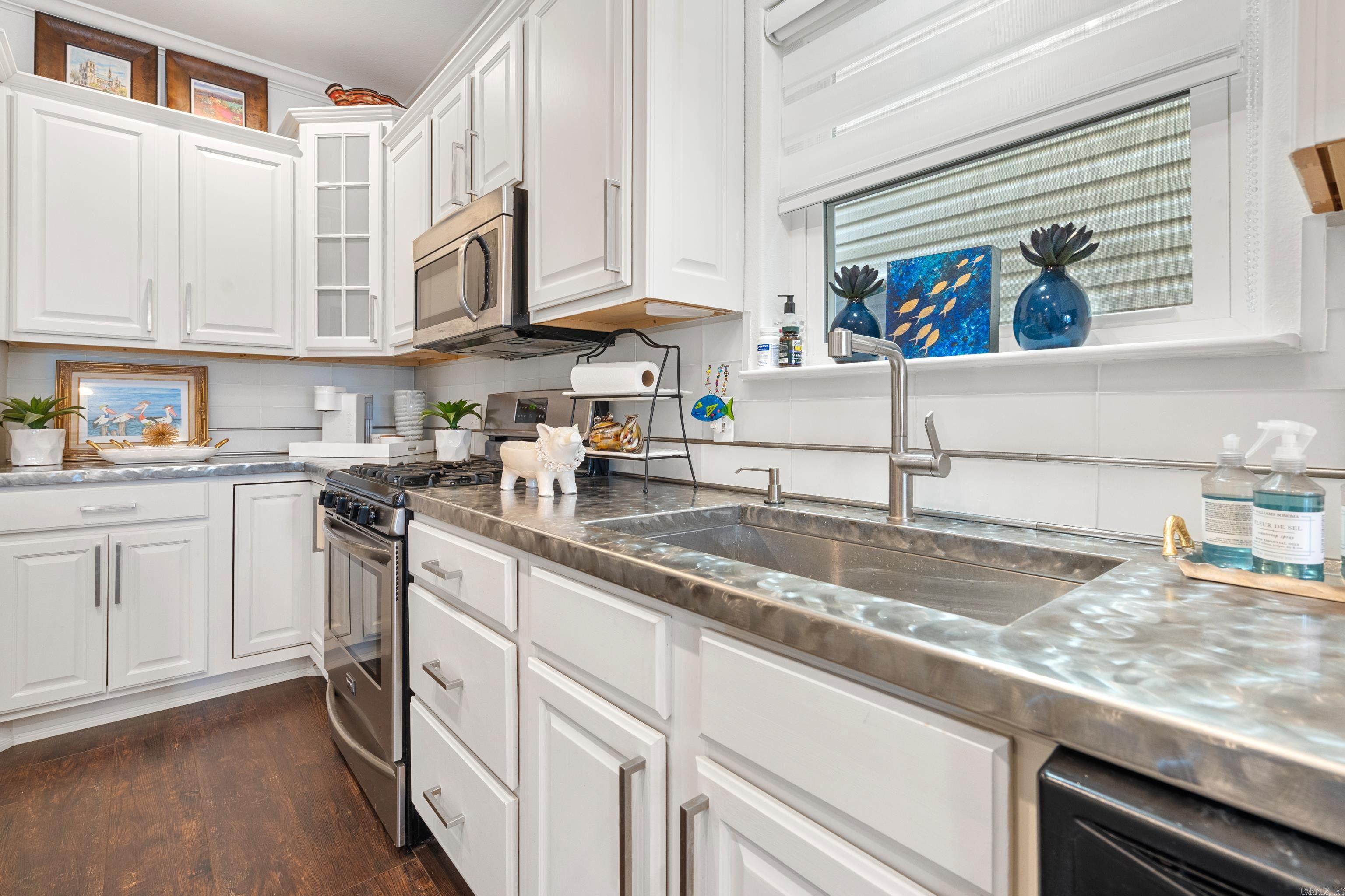 MAJESTIC LAKE VILLAGE TOWNHOMES - Residential